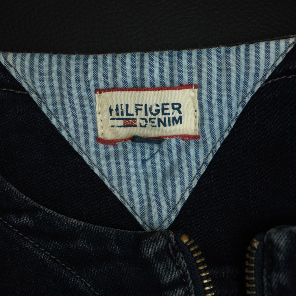 Dettaglio della fodera interna sul collo con l'inserto in tessuto a righe azzurre e bianche e l'etichetta triangolare Hilfiger Denim.
