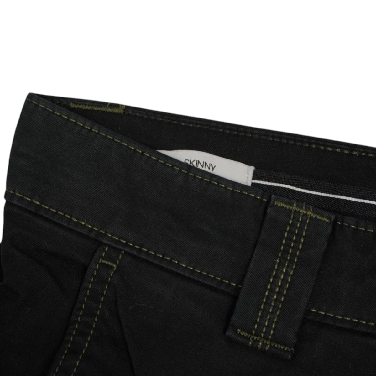 Dettaglio della targhetta interna Skinny ricamata sul profilo della vita dei pantaloni neri