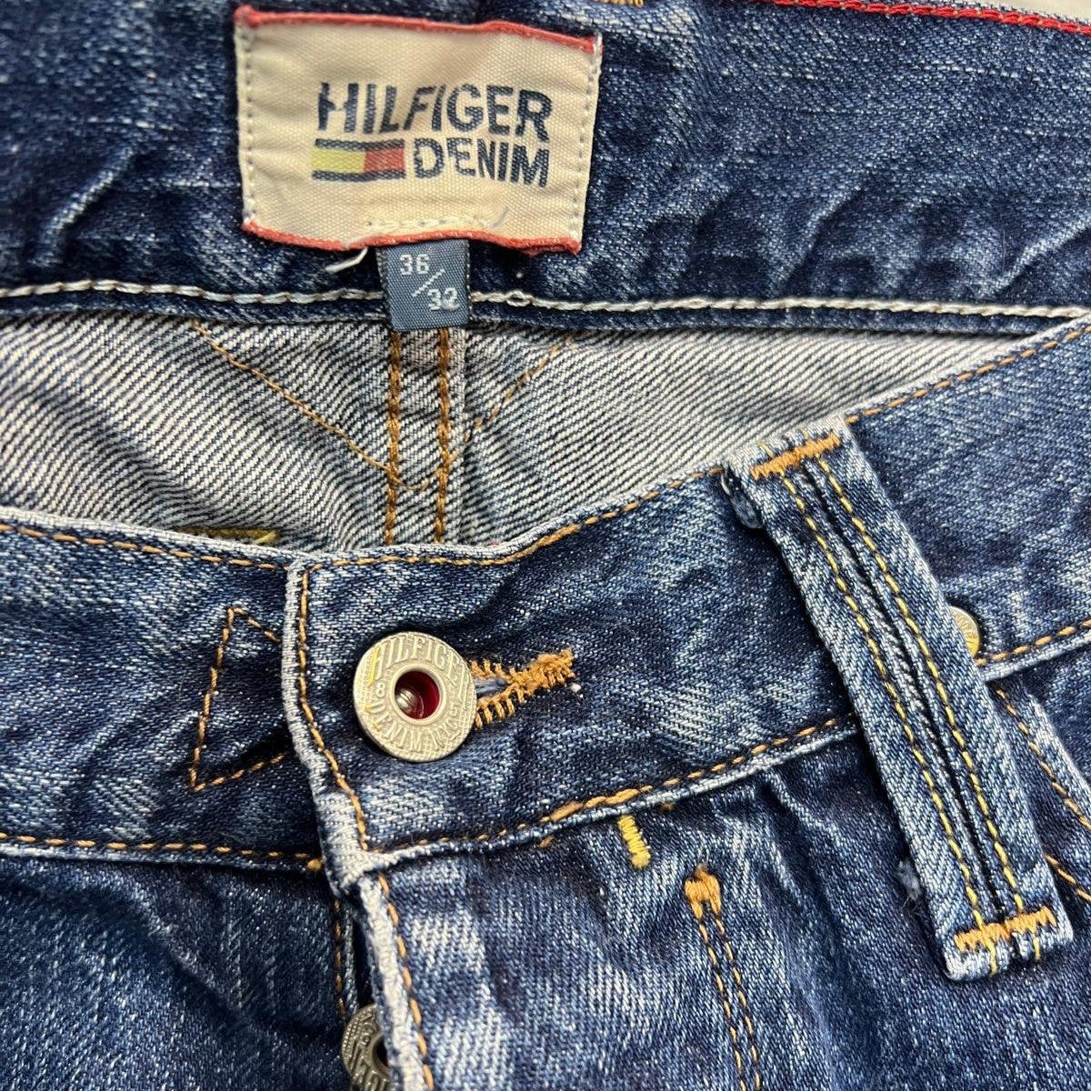 Etichetta vintage in tessuto Hilfiger Denim cucita all'interno della linea di cintura posteriore del pantalone.
