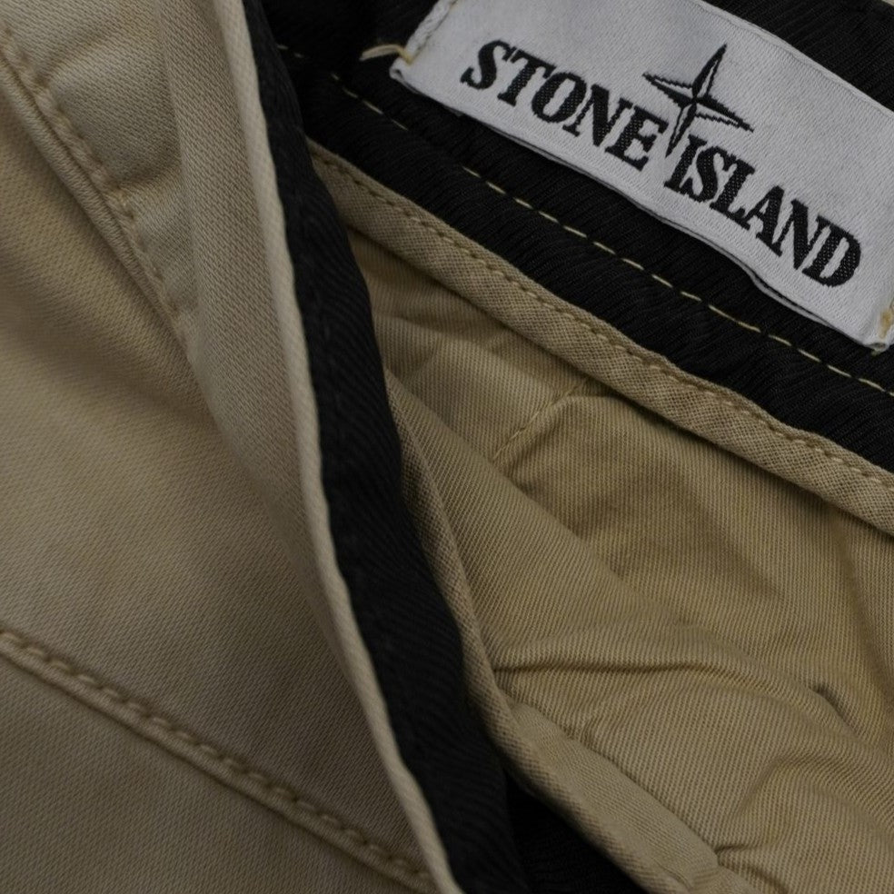Dettaglio delle rifiniture interne nere sulla parte posteriore della vita con la cucitura del brand Stone Island.