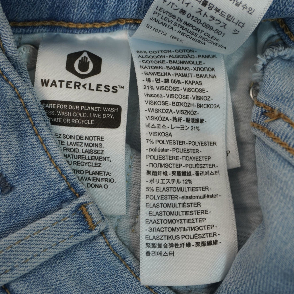 Dettaglio del tag interno Levi's Water Less che certifica il processo di produzione ecosostenibile a ridotto consumo d'acqua.