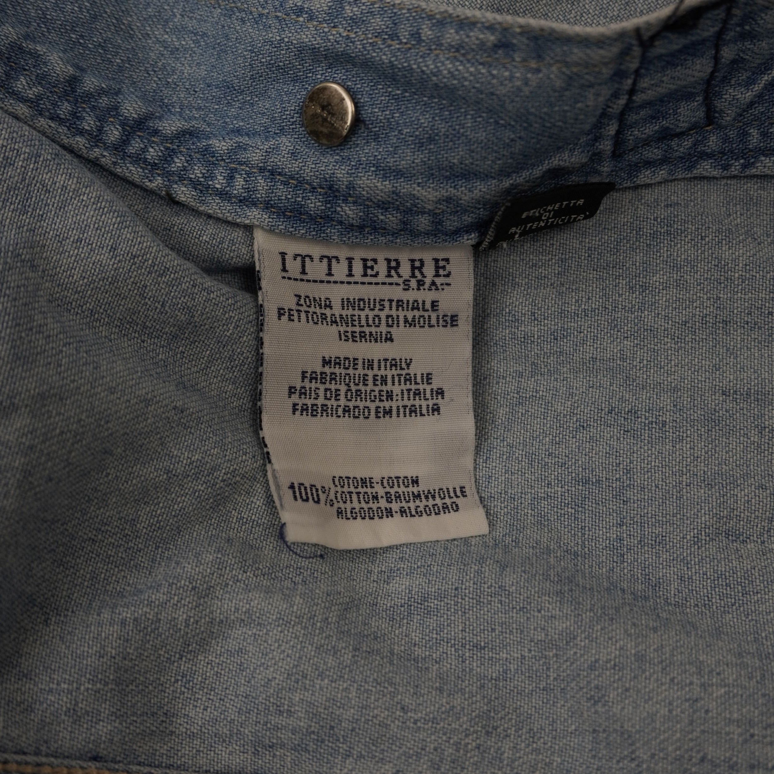 Etichetta interna Ittierre S.p.A. del gilet vintage Versace Jeans Couture che certifica la produzione Made in Italy e il tessuto 100% cotone.