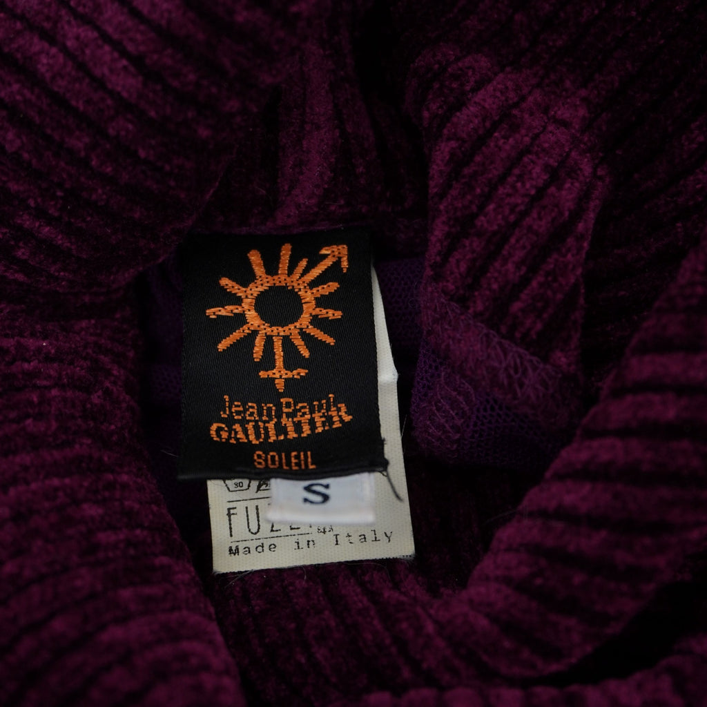 Macro dell'etichetta interna in tessuto Jean Paul Gaultier Soleil cucita sul collo, che certifica l'autenticità del capo d'archivio
