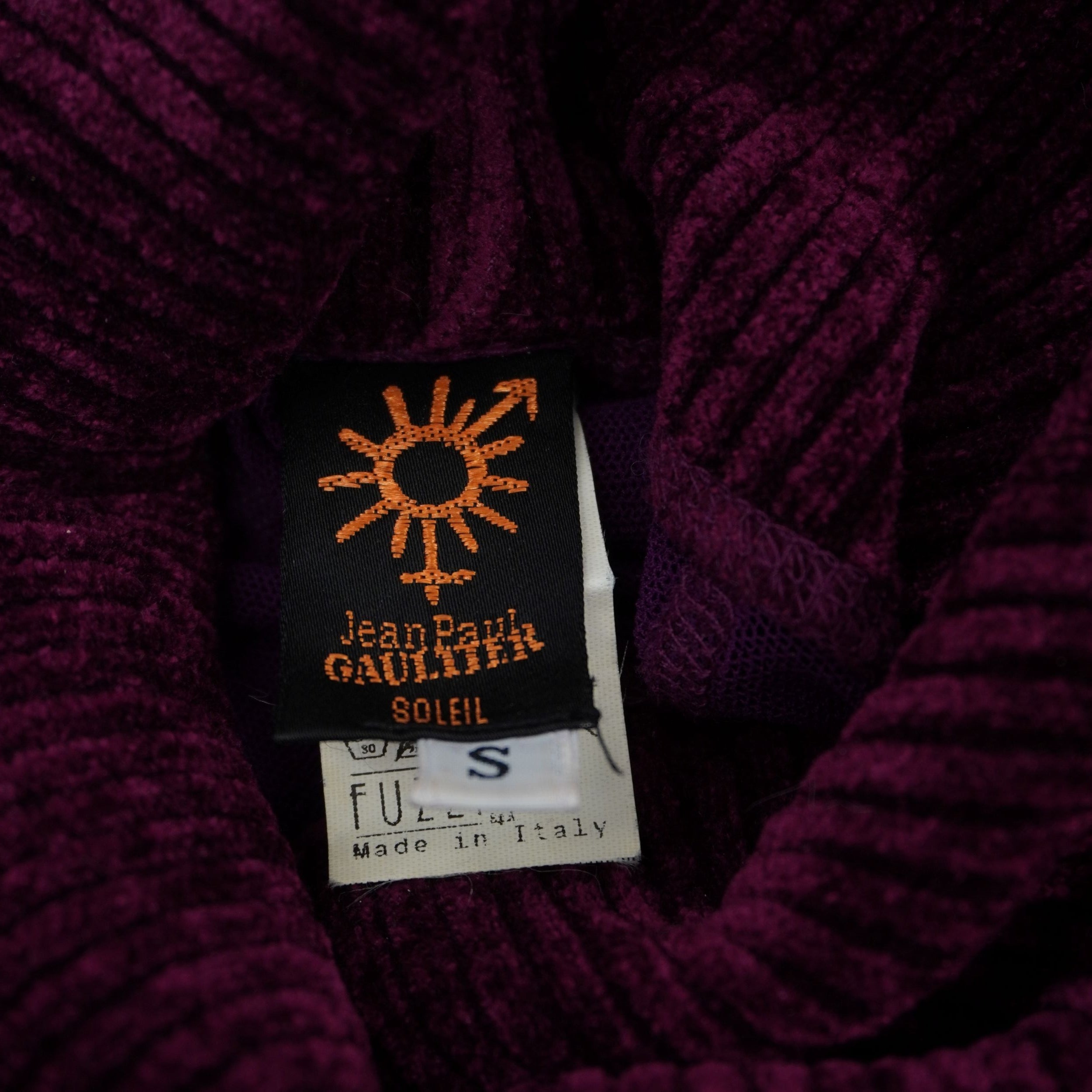 Macro dell'etichetta interna in tessuto Jean Paul Gaultier Soleil cucita sul collo, che certifica l'autenticità del capo d'archivio