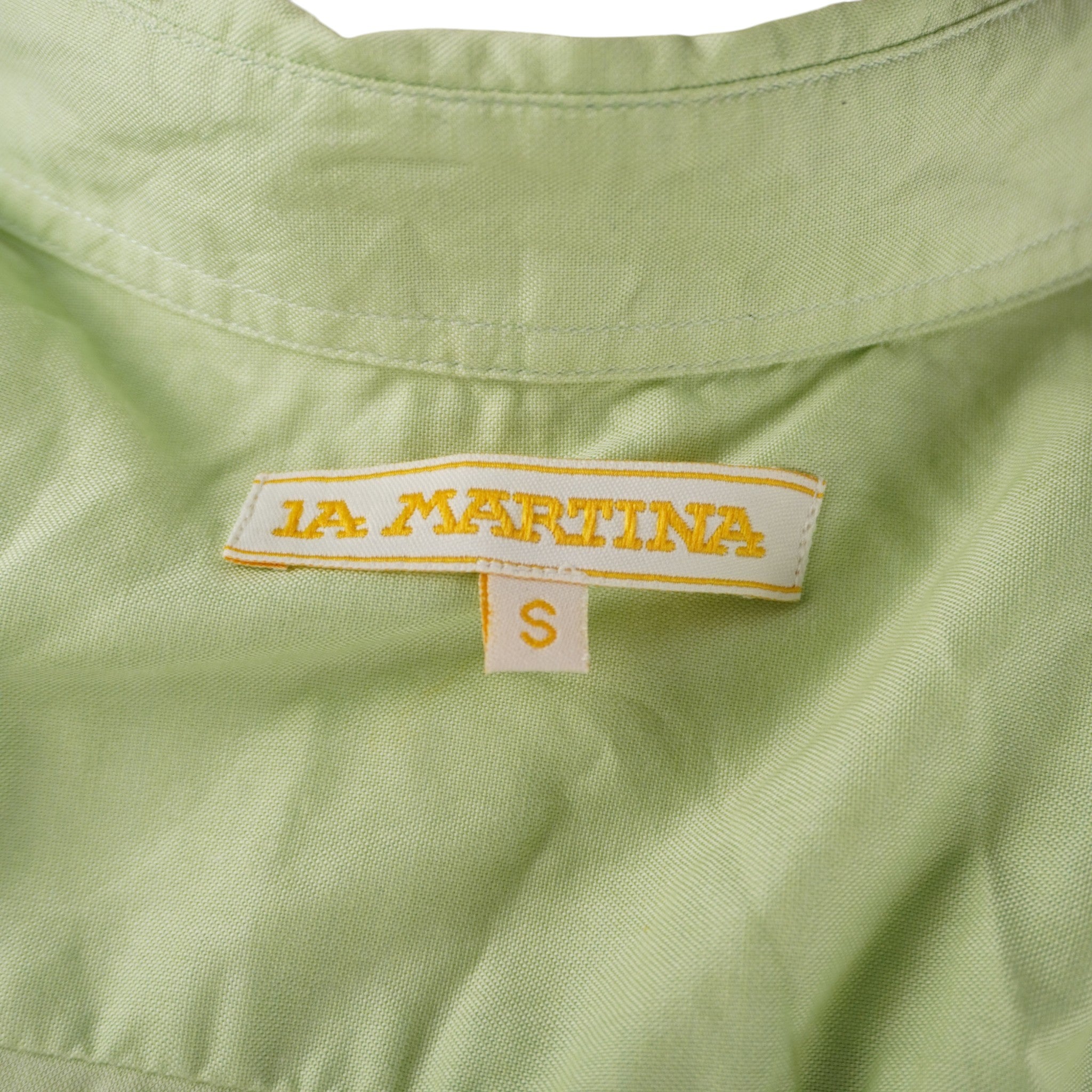 Etichetta interna ricamata in tessuto bianco e giallo La Martina con cartellino della taglia S posizionata sul colletto della camicia.