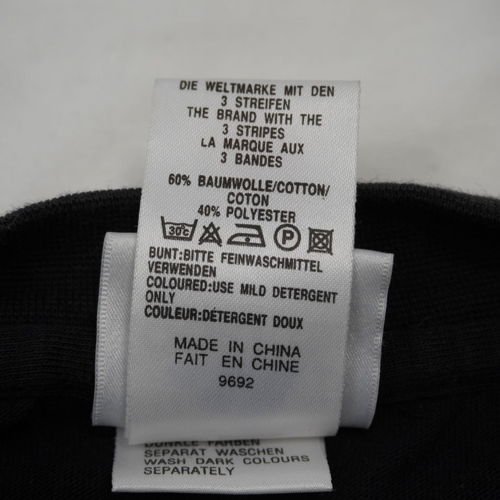 Retro dell'etichetta di lavaggio Adidas con composizione 60% cotone e 40% poliestere e dicitura Made in China.