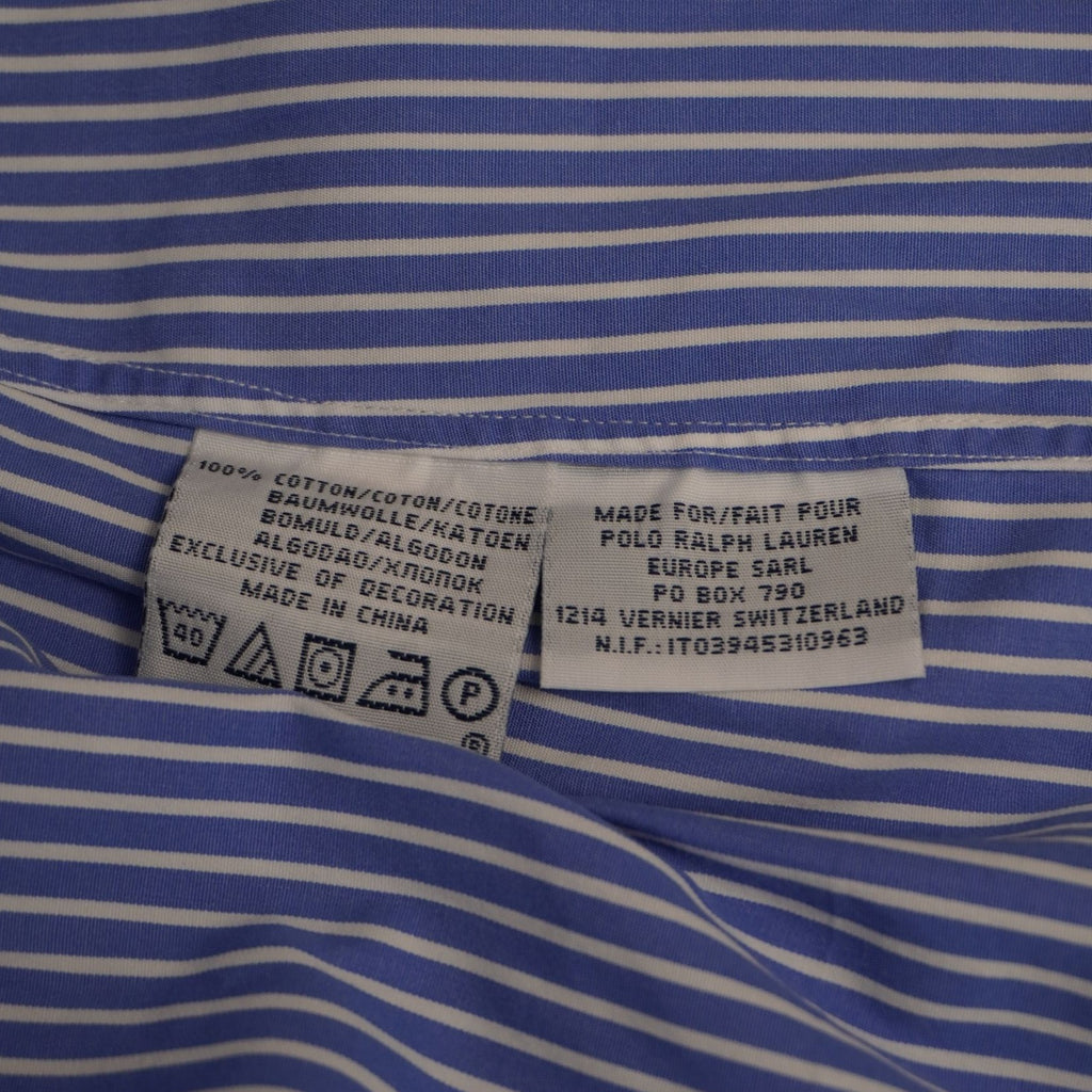 Etichetta di manutenzione interna con i simboli internazionali di lavaggio della camicia in cotone elasticizzato Ralph Lauren.