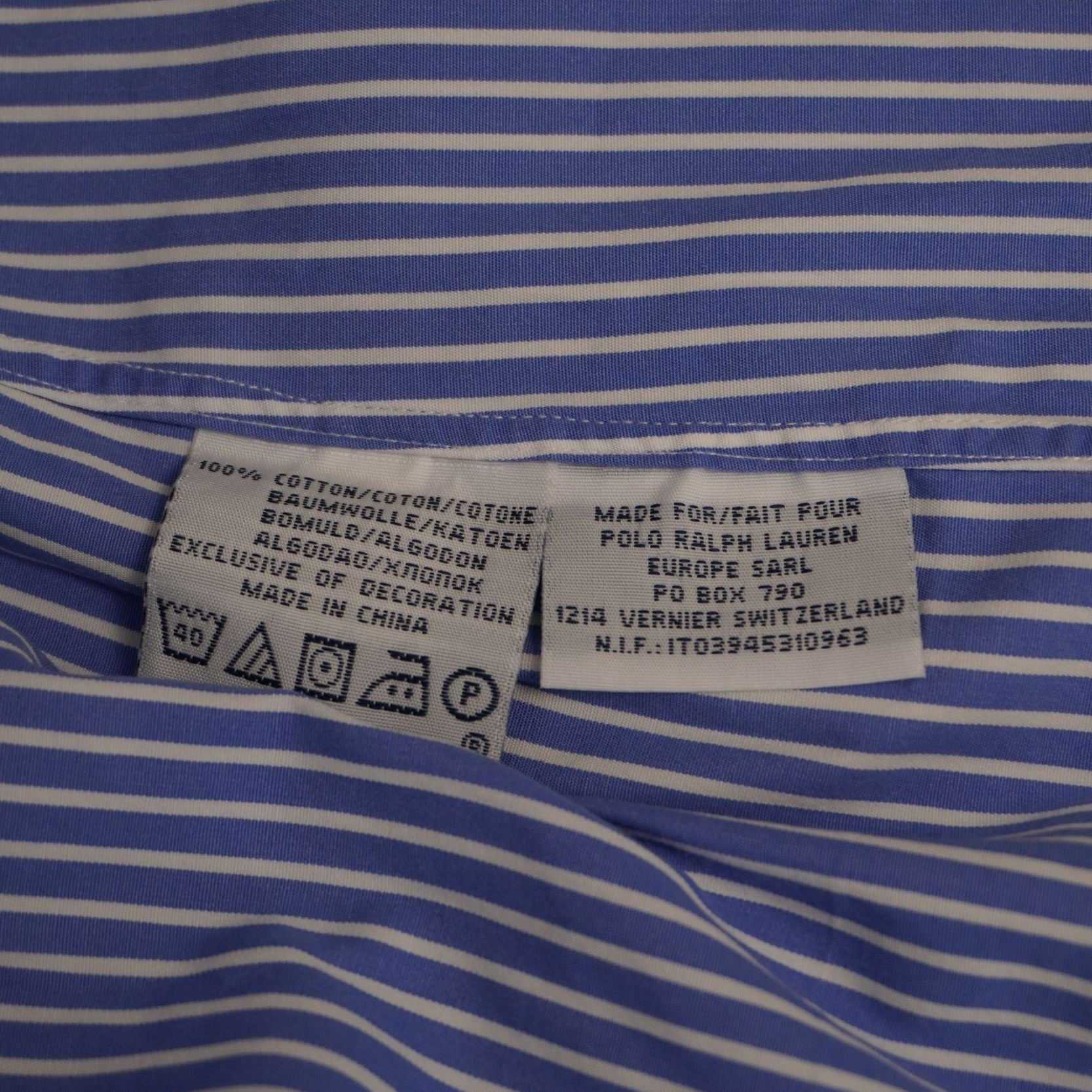 Etichetta di manutenzione interna con i simboli internazionali di lavaggio della camicia in cotone elasticizzato Ralph Lauren.