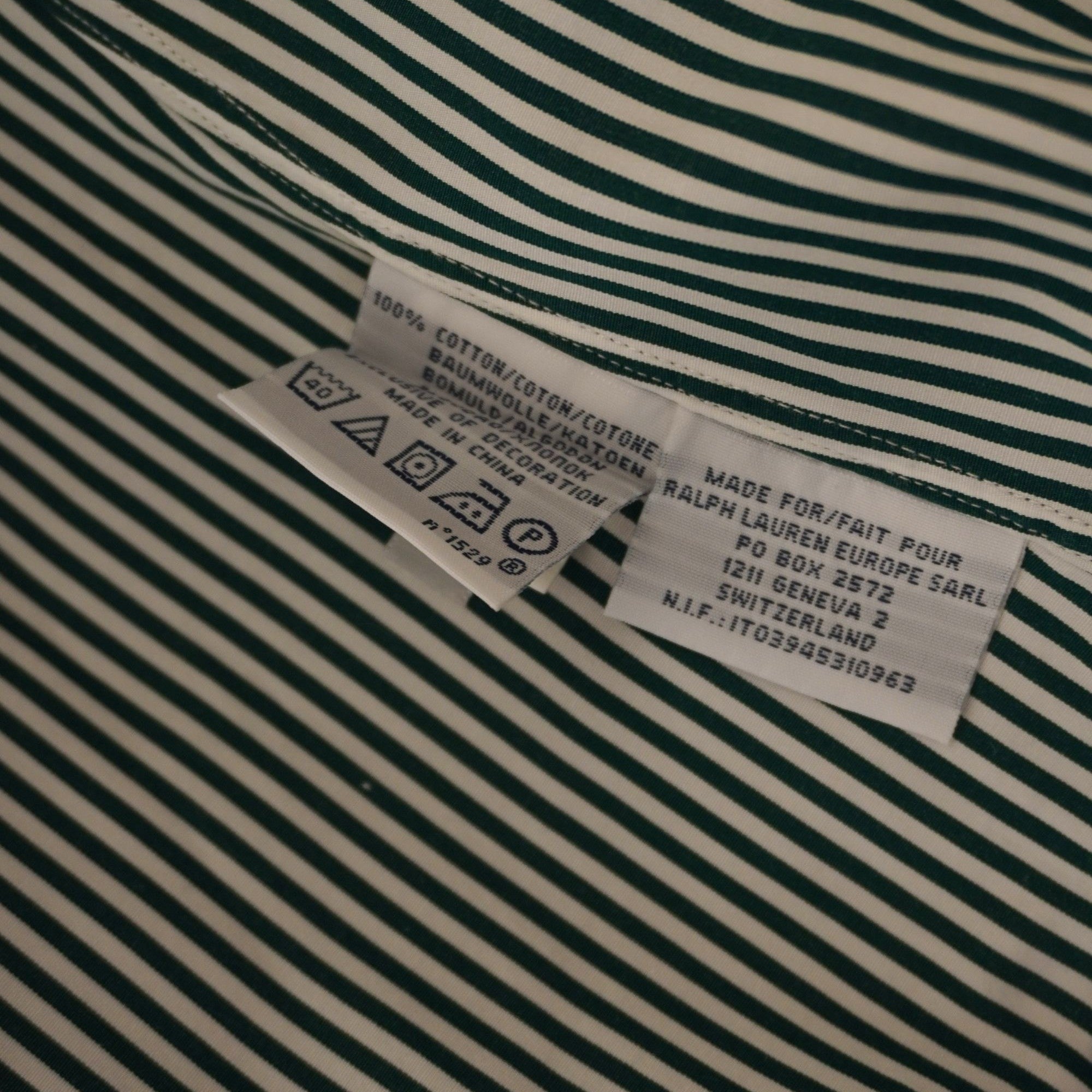  Etichetta di manutenzione interna con i simboli internazionali di lavaggio della camicia in cotone popeline stretch Ralph Lauren.
