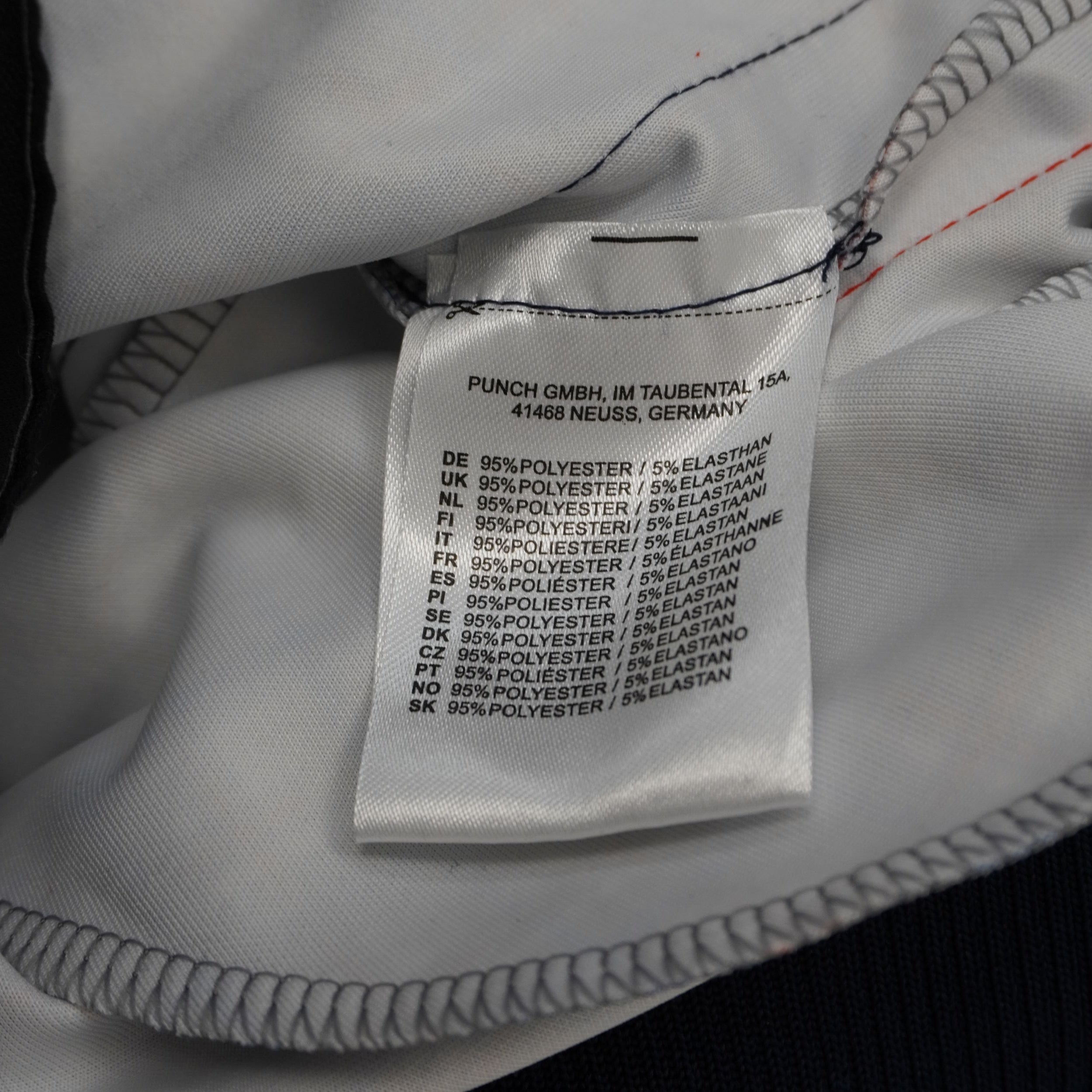 Dettaglio etichetta interna composizione e lavaggio pantaloni tuta Lonsdale 95% poliestere 5% elastan