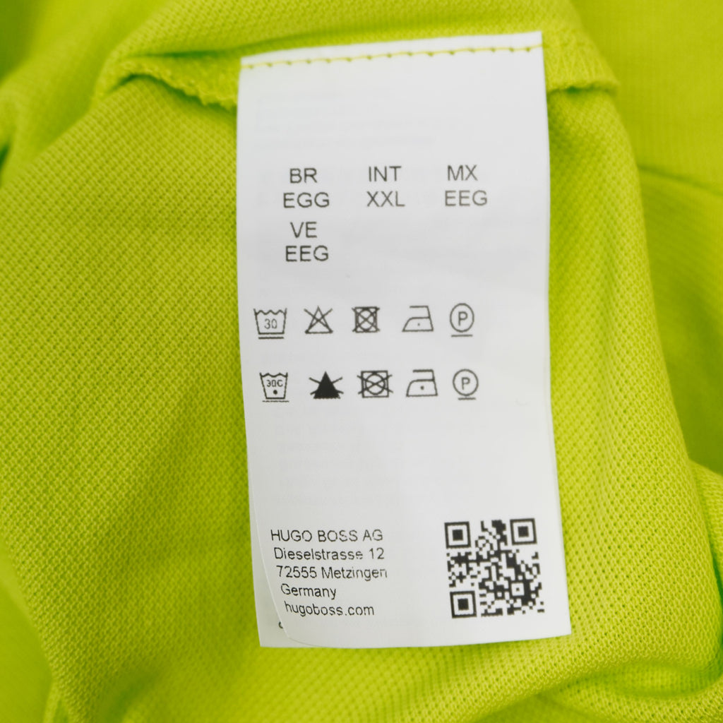 Etichetta di lavaggio interna Hugo Boss con taglia XXL, QR code di autenticità e sede Metzingen Germany