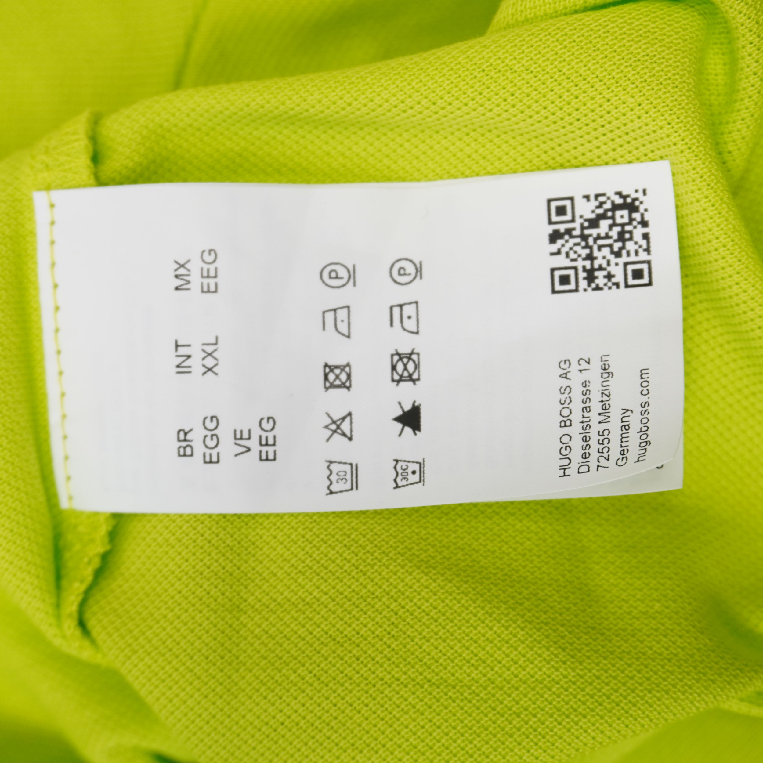 Etichetta di lavaggio interna Hugo Boss con taglia XXL, QR code di autenticità e sede Metzingen Germany