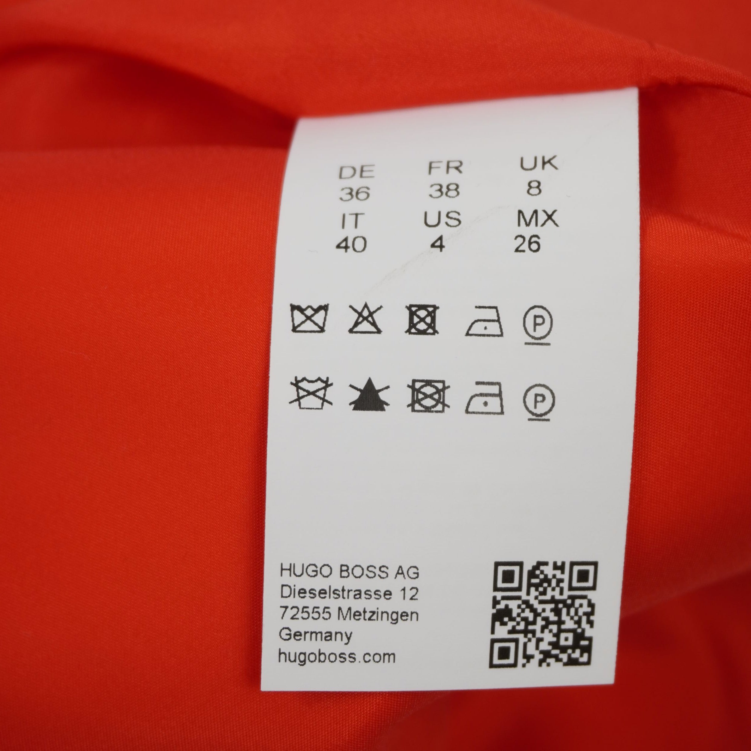 Etichetta interna con simboli di manutenzione e QR code scansionabile per verificare l'autenticità del capo HUGO