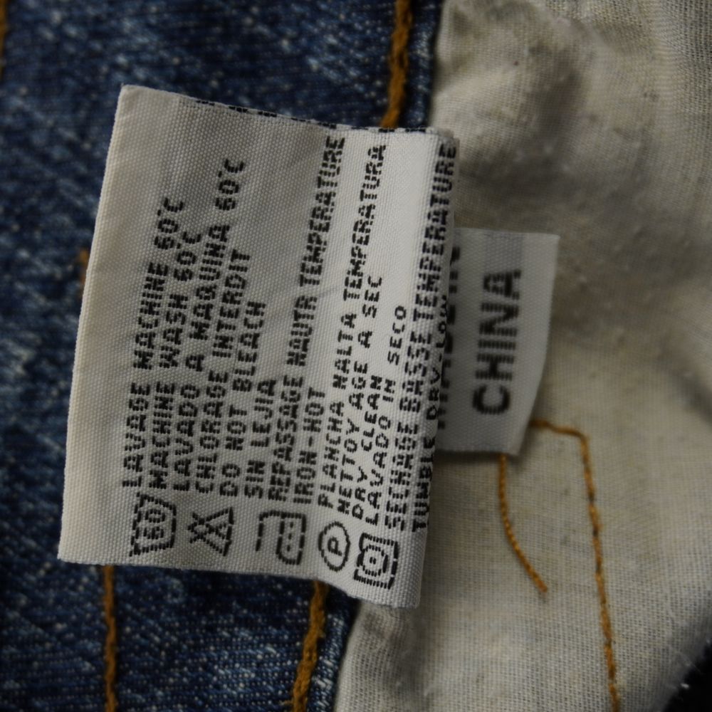 Etichetta interna con le istruzioni per il lavaggio della minigonna in jeans e indicazione di produzione Made in China.