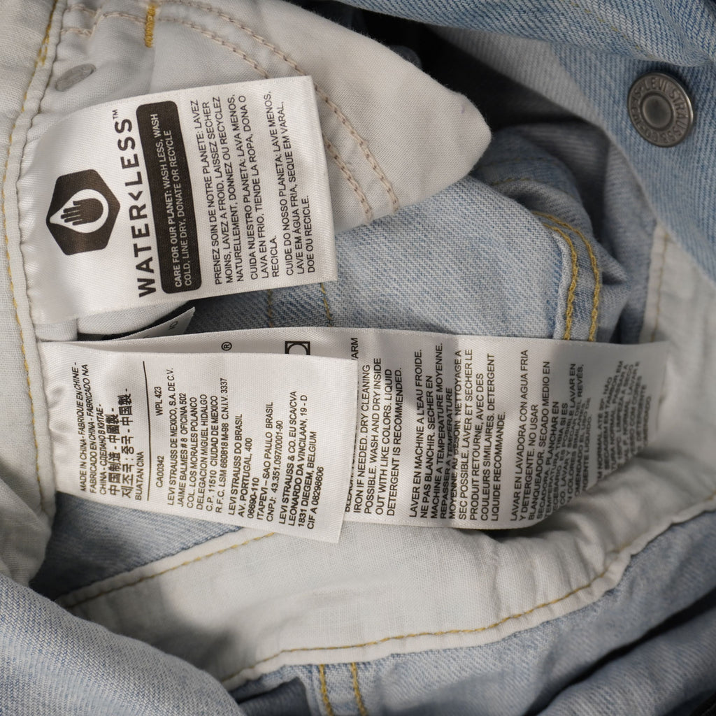 Etichetta interna Levi's Water Less con logo a goccia che certifica la produzione in denim eco sostenibile
