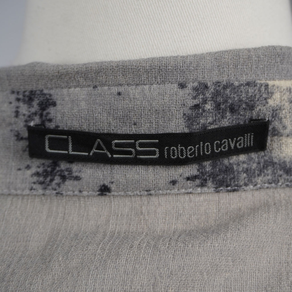  Dettaglio dell'etichetta nera tessuta con logo Class Roberto Cavalli, garanzia di autenticità della linea.