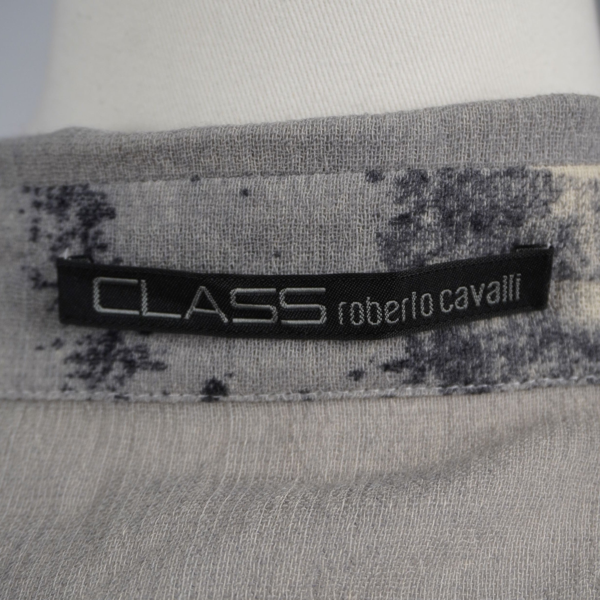  Dettaglio dell'etichetta nera tessuta con logo Class Roberto Cavalli, garanzia di autenticità della linea.