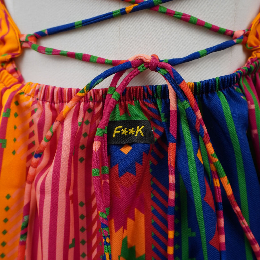 Scatto ravvicinato dell'intreccio posteriore a corsetto con etichetta del logo F**K ricamato.
