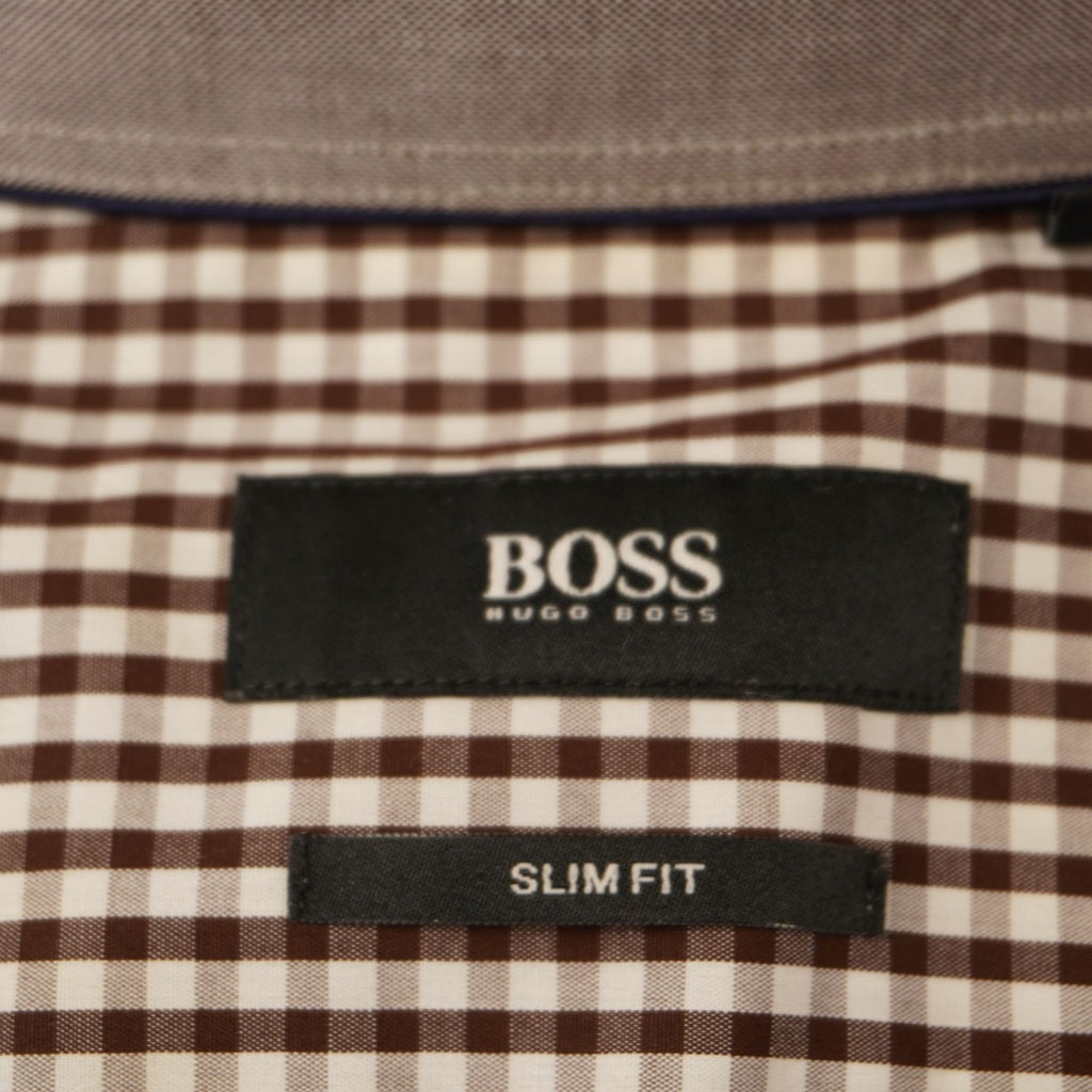 Dettaglio delle etichette interne nere ricamate sul carré con brand BOSS Hugo Boss e dicitura Slim Fit.