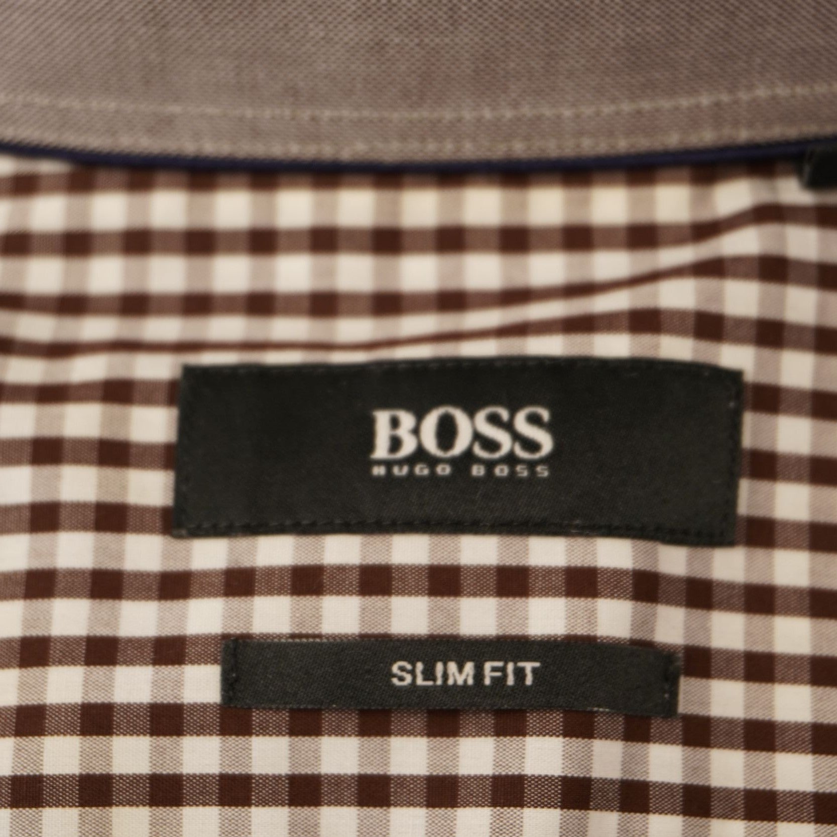 Dettaglio delle etichette interne nere ricamate sul carré con brand BOSS Hugo Boss e dicitura Slim Fit.