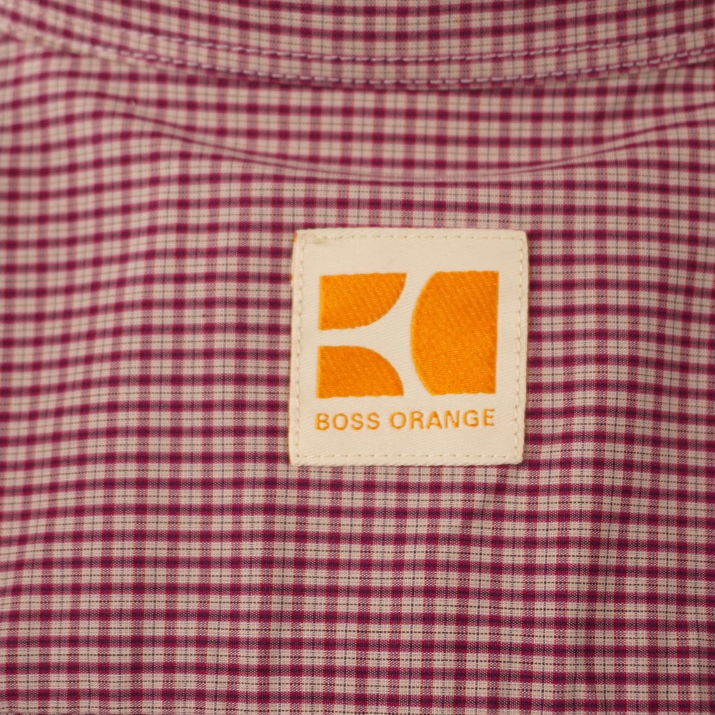 Dettaglio della celebre etichetta interna quadrata arancione con il brand BOSS Orange applicata sul carré.