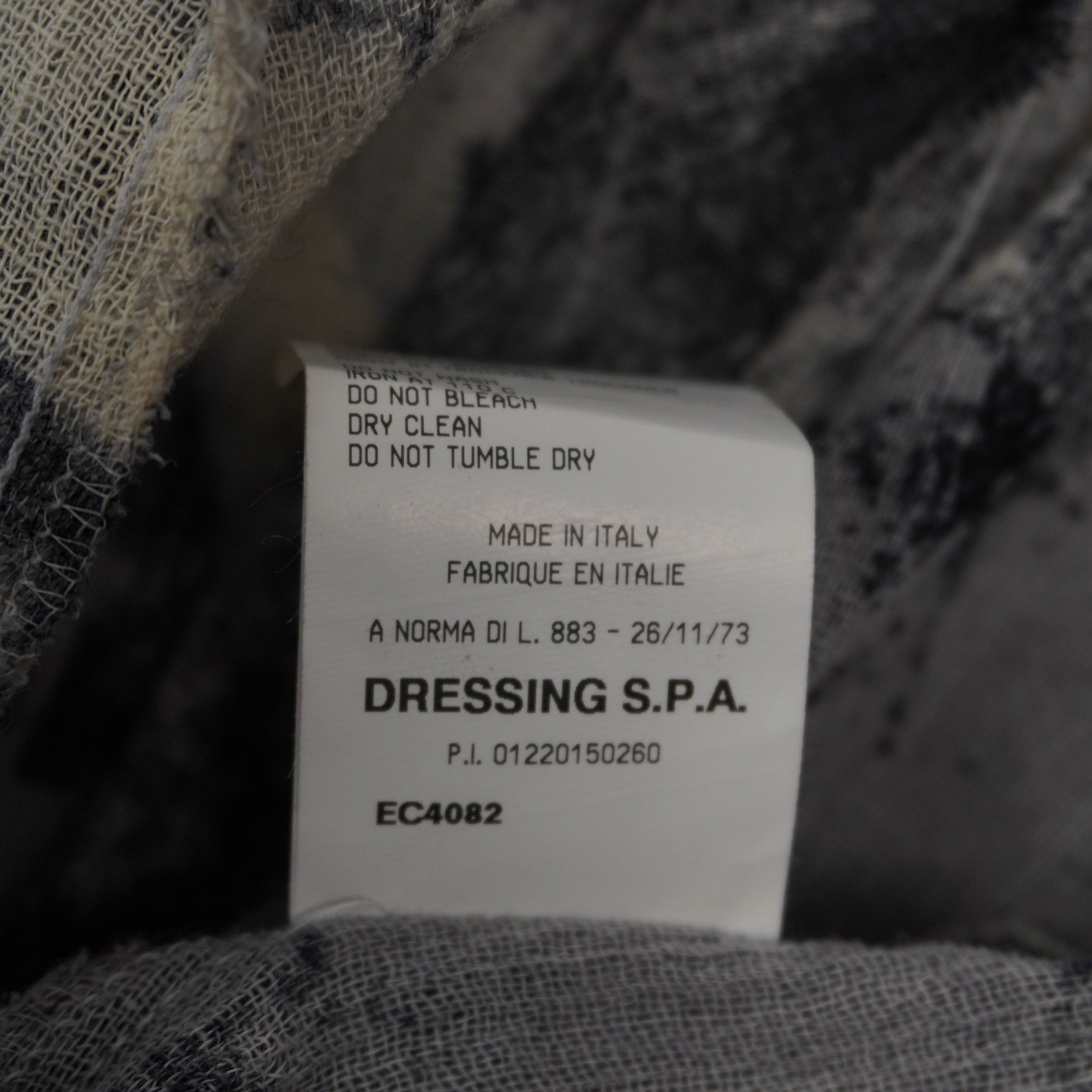  Etichetta tecnica che certifica la produzione Made in Italy da parte di Dressing S.p.A. e riporta il codice modello EC4082.