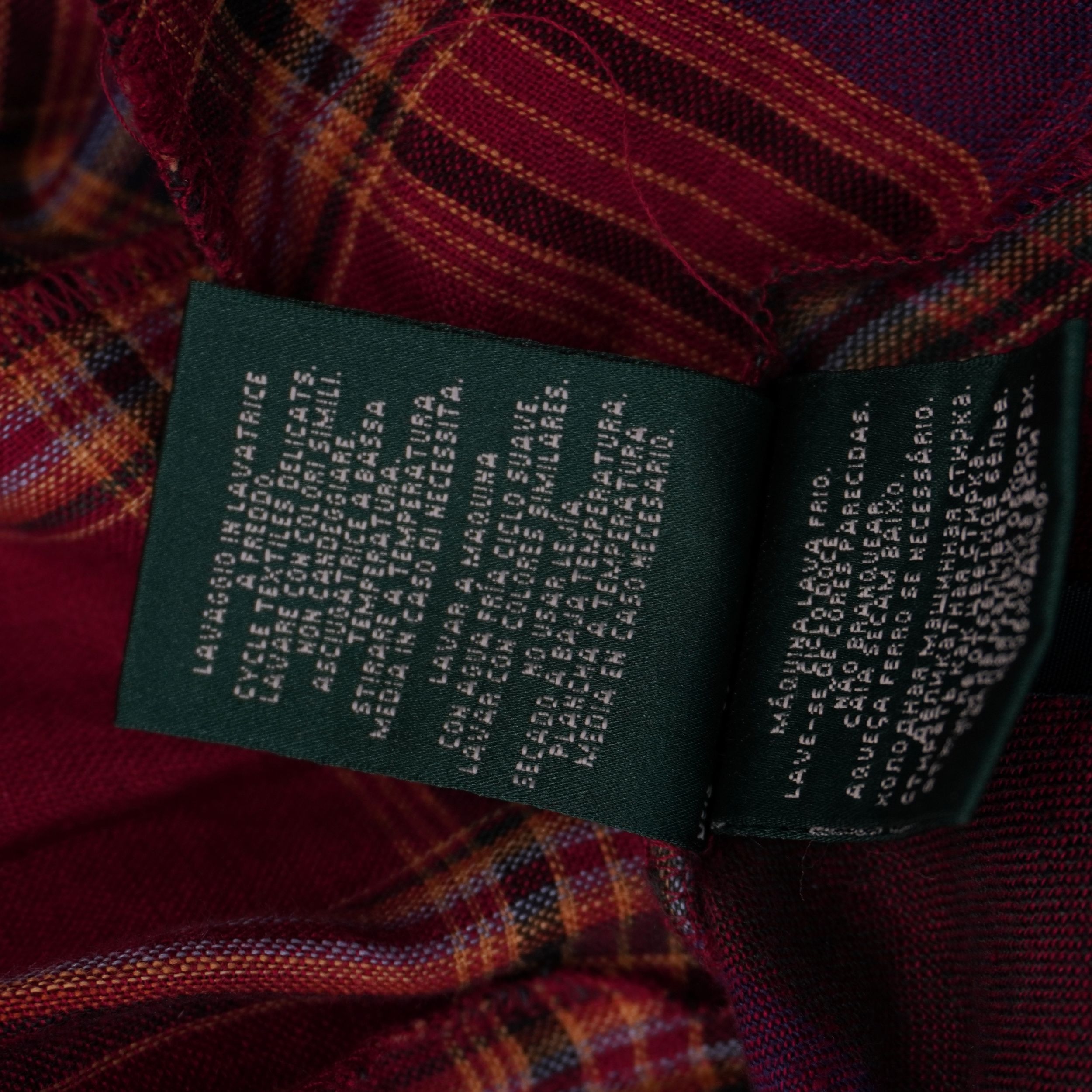 Etichetta interna verde Lauren Ralph Lauren con istruzioni di lavaggio e manutenzione scritte in lingua italiana.