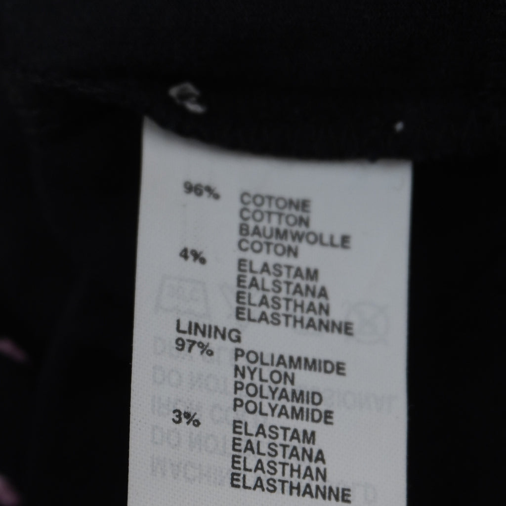 Etichetta interna di composizione che certifica il tessuto principale in 96% cotone e 4% elastam per una vestibilità stretch.