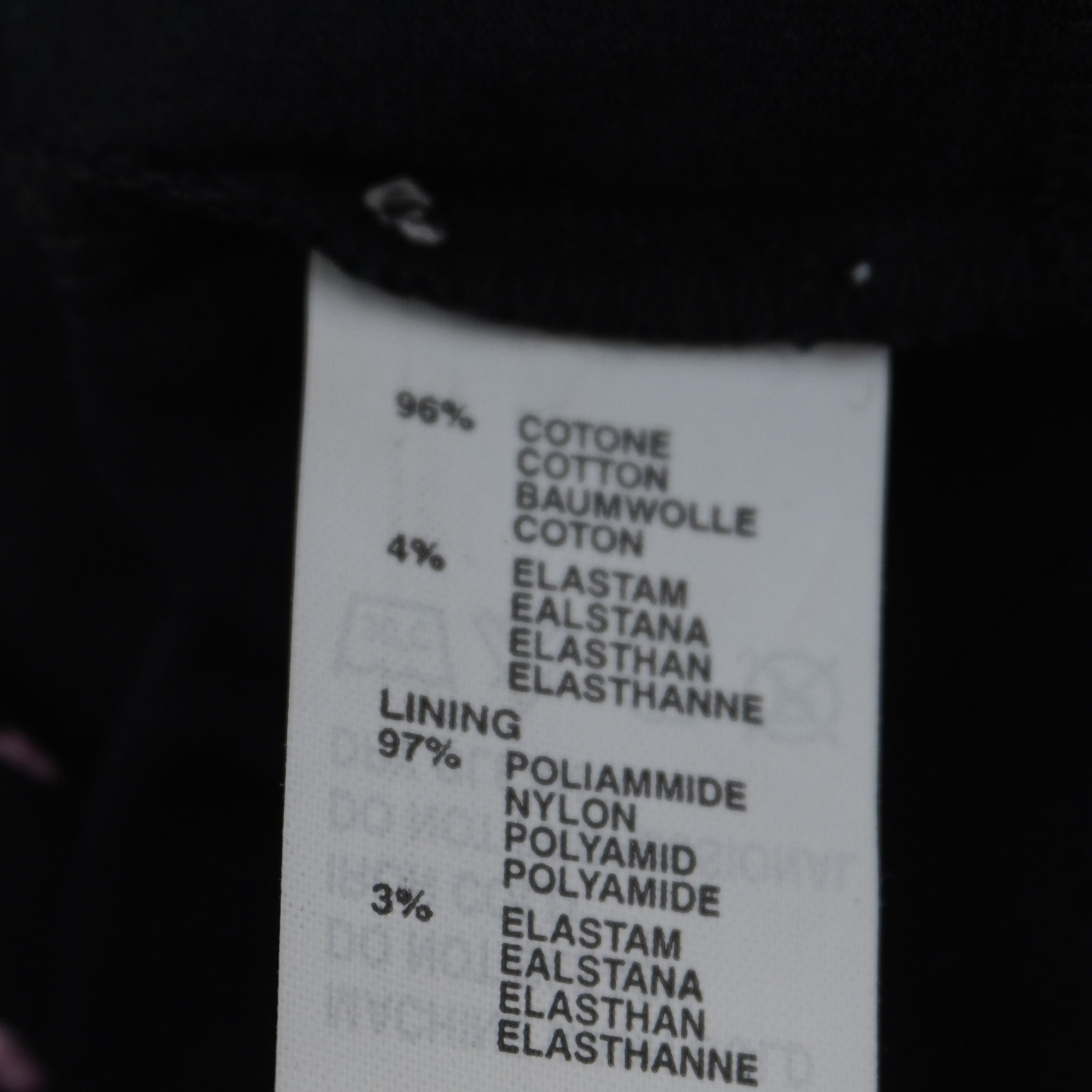 Etichetta interna di composizione che certifica il tessuto principale in 96% cotone e 4% elastam per una vestibilità stretch.