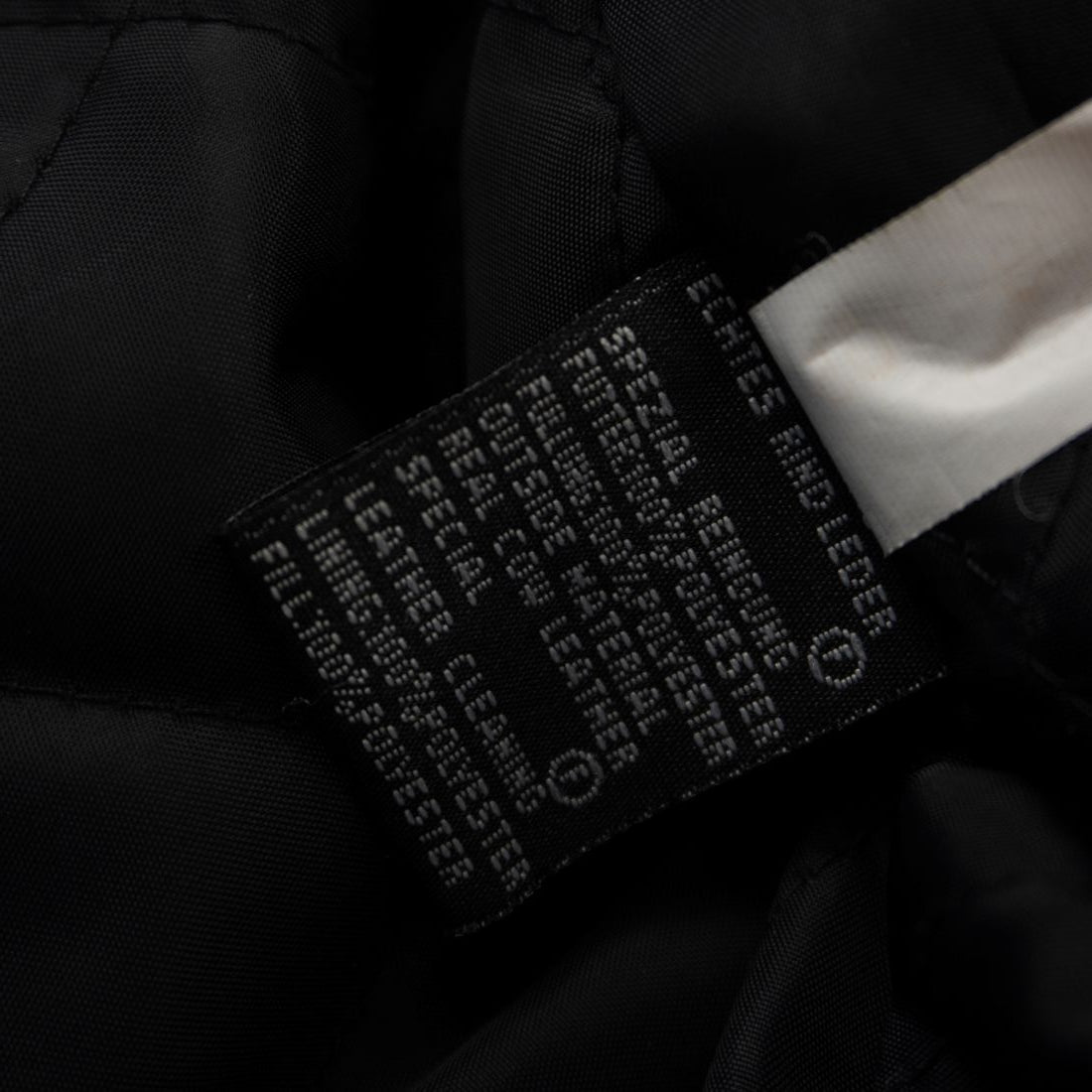 Vista dell'etichetta interna nera che certifica la composizione in vera pelle bovina (Real Cow Leather).