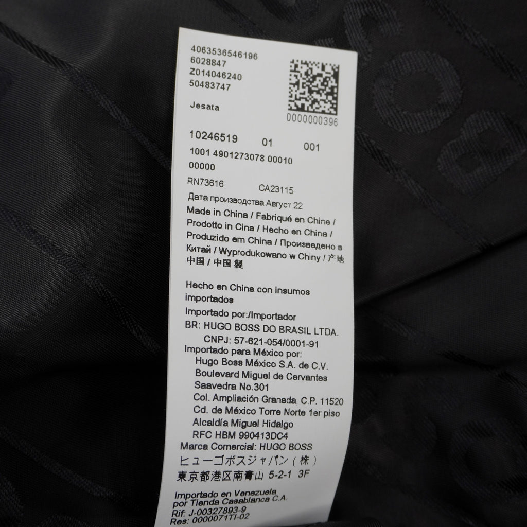 Macro dell'ultima parte dell'etichetta interna che riporta i codici identificativi di Hugo Boss, il nome del modello Jesata e l'indicazione della taglia.