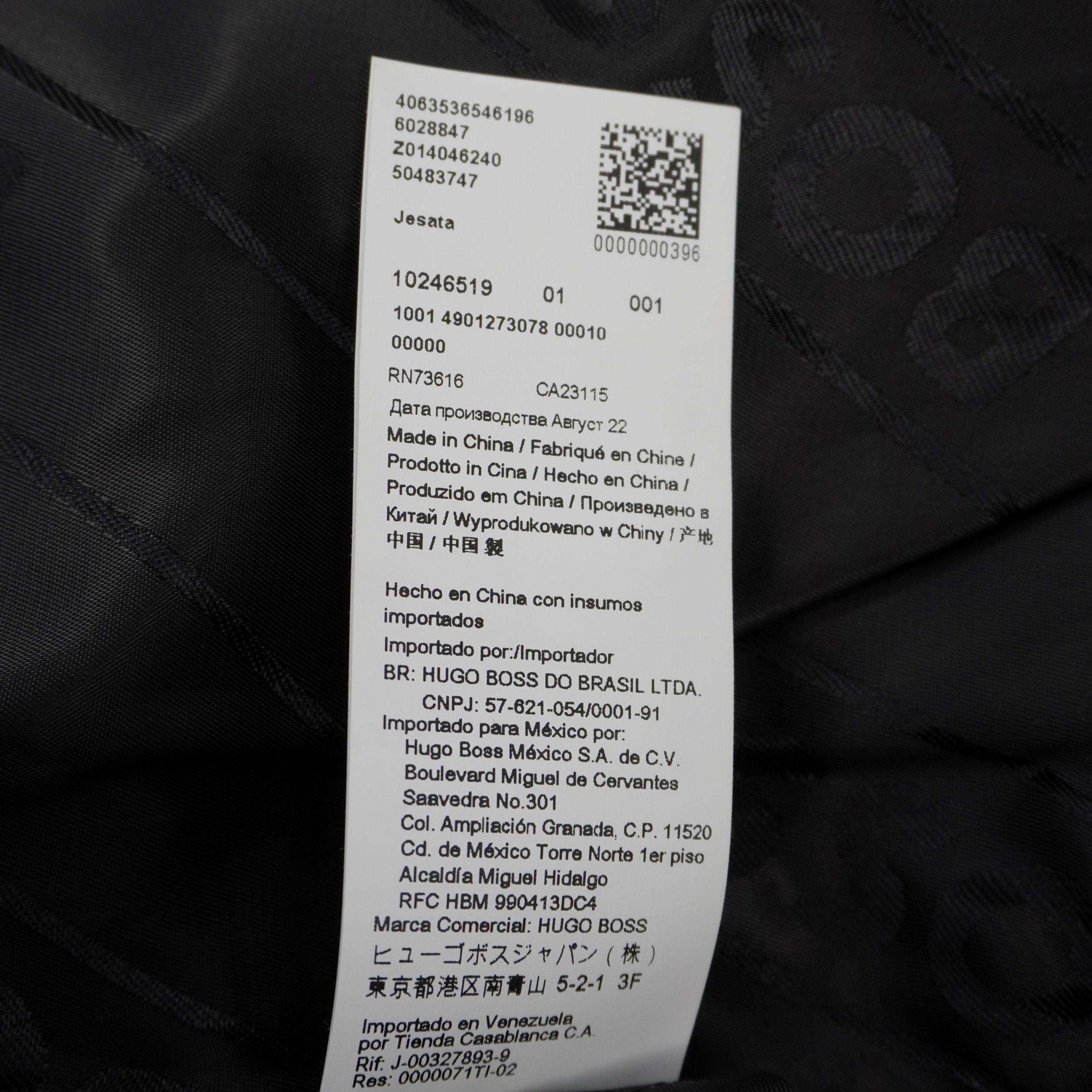 Macro dell'ultima parte dell'etichetta interna che riporta i codici identificativi di Hugo Boss, il nome del modello Jesata e l'indicazione della taglia.