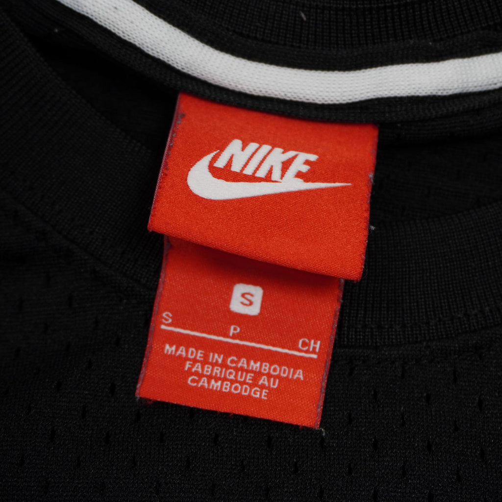Etichetta originale rossa Nike Sportswear cucita all'interno del colletto, indicante la taglia S e l'autenticità del capo.