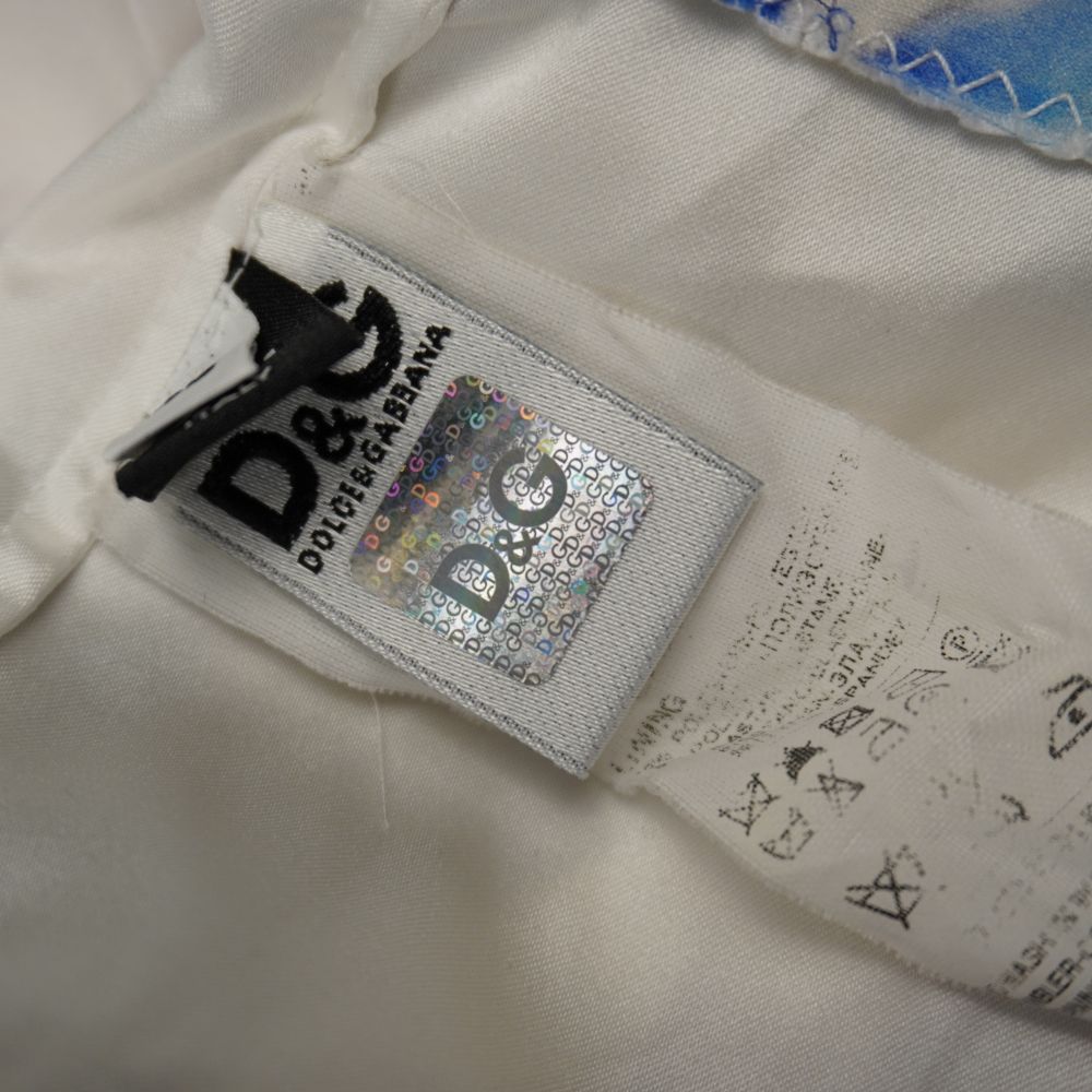 Etichetta interna bianca con logo ricamato D&G Dolce e Gabbana e ologramma tridimensionale anti-contraffazione cangiante