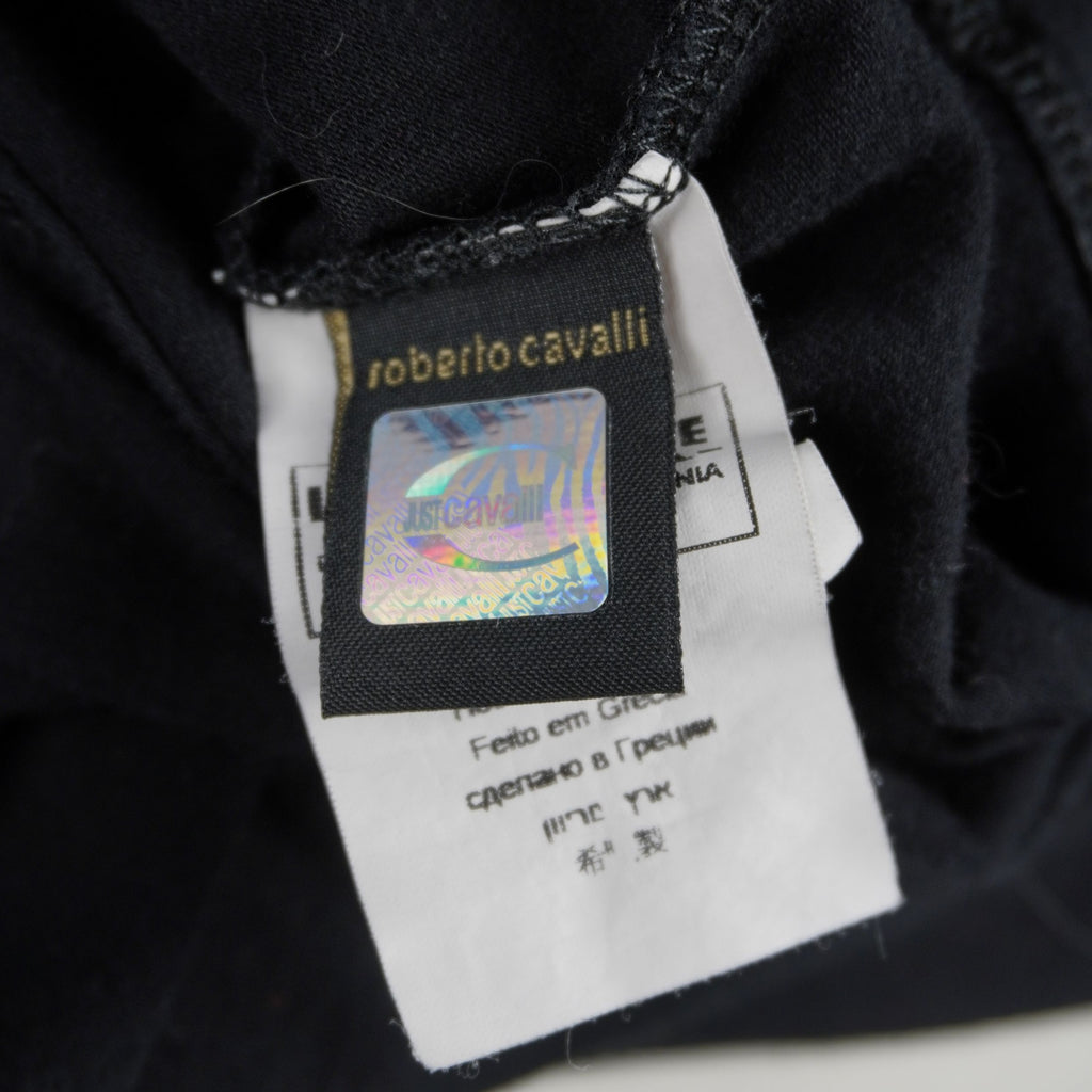  Tag interno in tessuto satinato firmato roberto cavalli con bollino olografico tridimensionale iridescente.