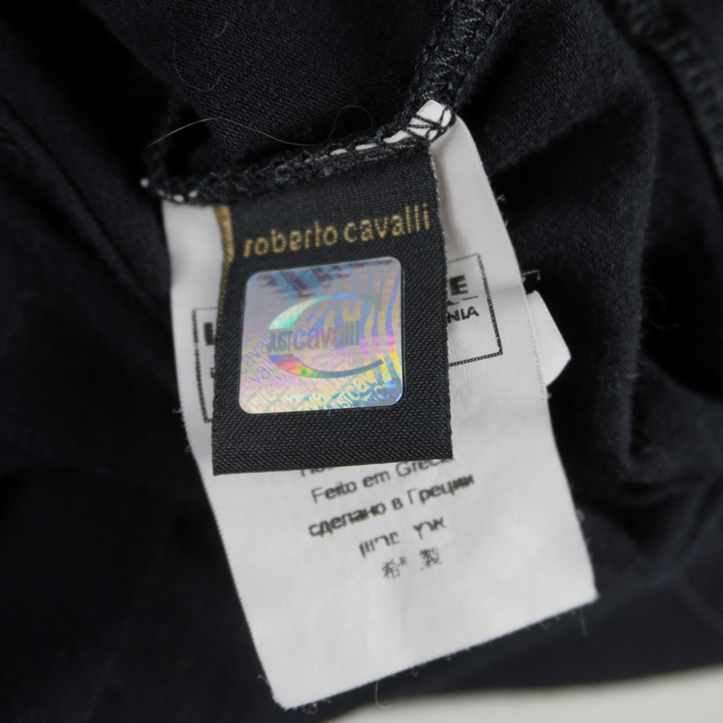  Tag interno in tessuto satinato firmato roberto cavalli con bollino olografico tridimensionale iridescente.