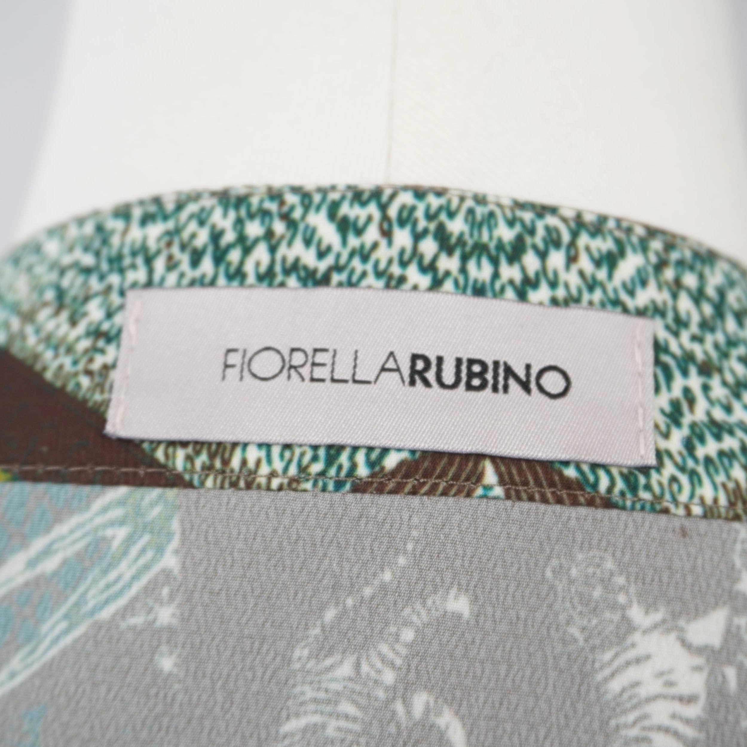 Etichetta interna originale Fiorella Rubino cucita sul colletto, garanzia di autenticità e design italiano.
