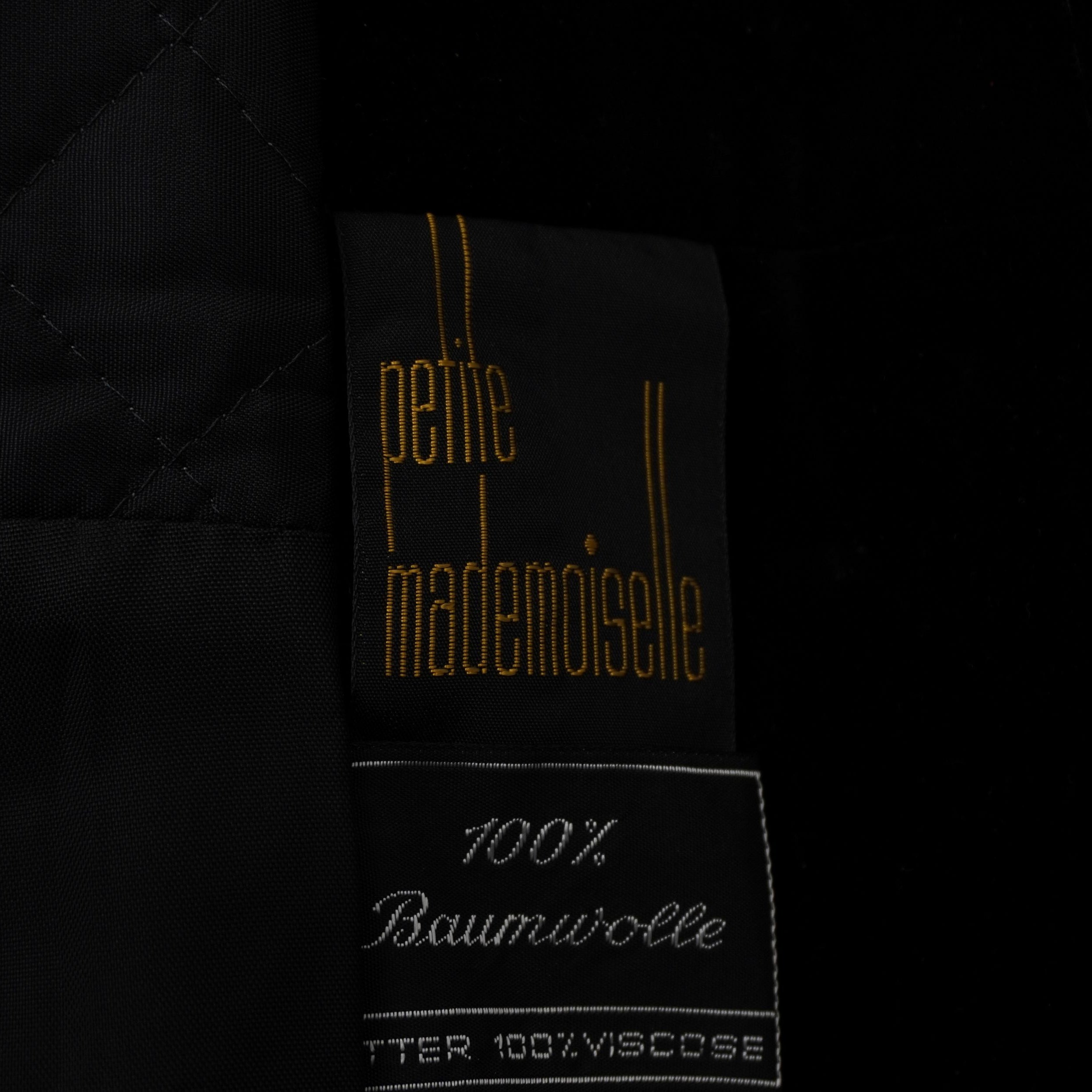 Etichetta originale interna "Petite Mademoiselle" con dettagli dorati, garanzia di autenticità vintage.
