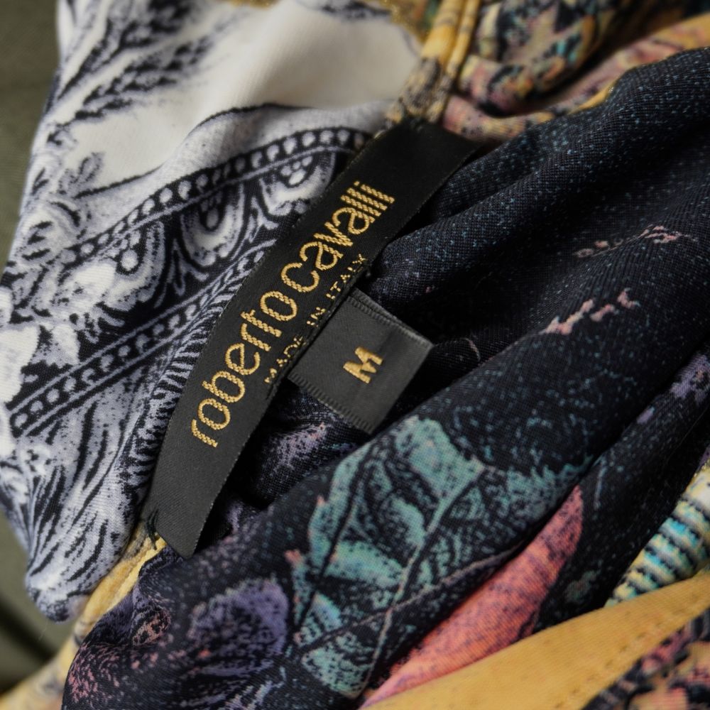 Etichetta nera originale Roberto Cavalli Made in Italy sul collo con cartellino della taglia M da donna.