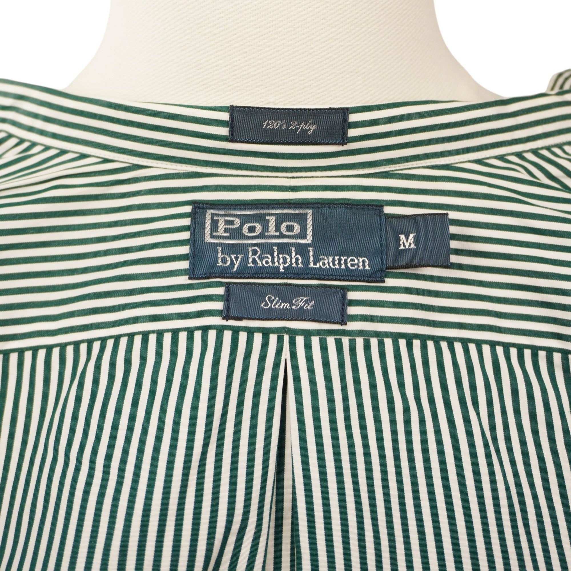 Dettaglio dell'etichetta interna blu scuro cucita sul colletto Polo Ralph Lauren con indicazione della vestibilità Slim Fit e taglia M.