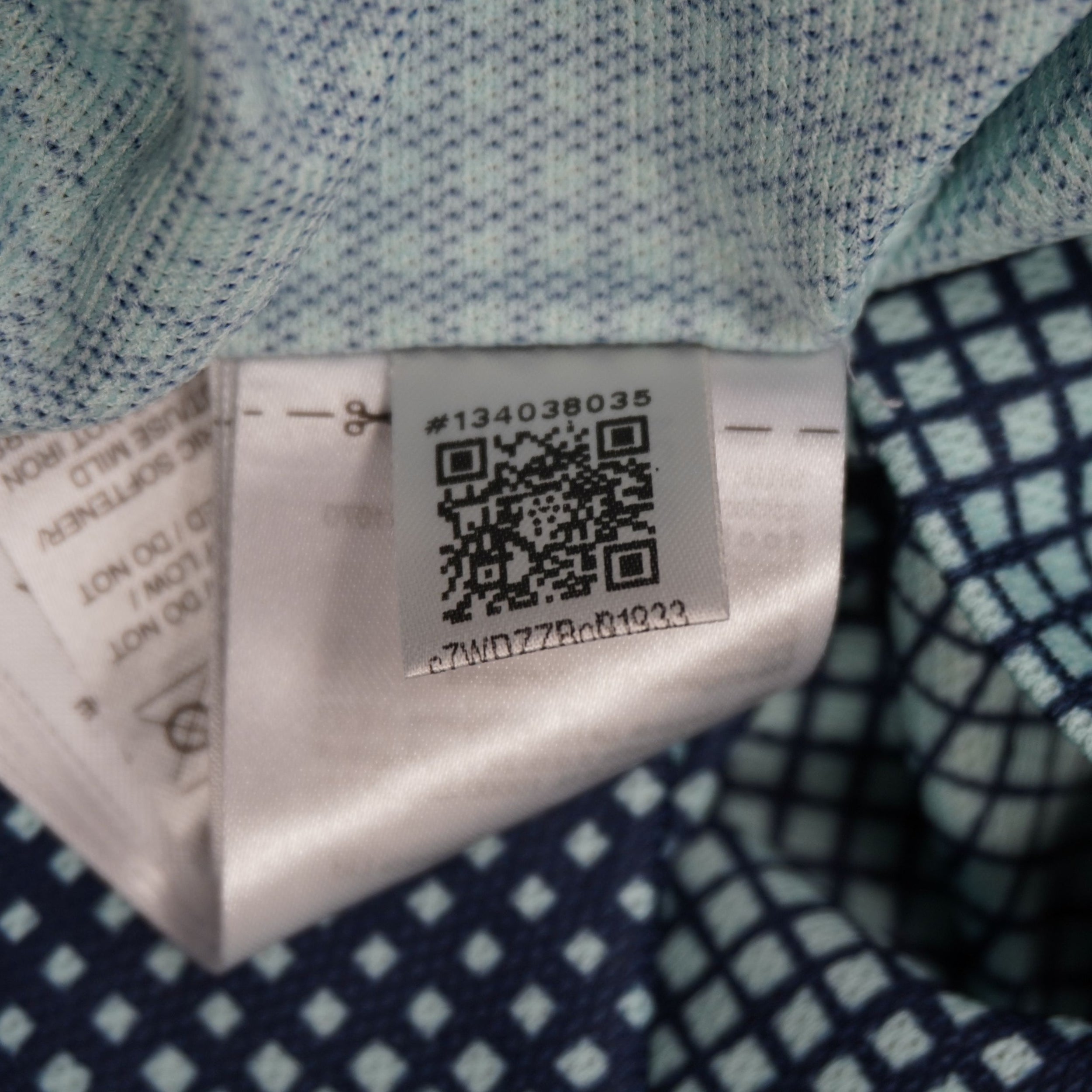 Etichetta anticontraffazione adidas con codice QR quadrato e numero di serie unico per la verifica dell'autenticità.