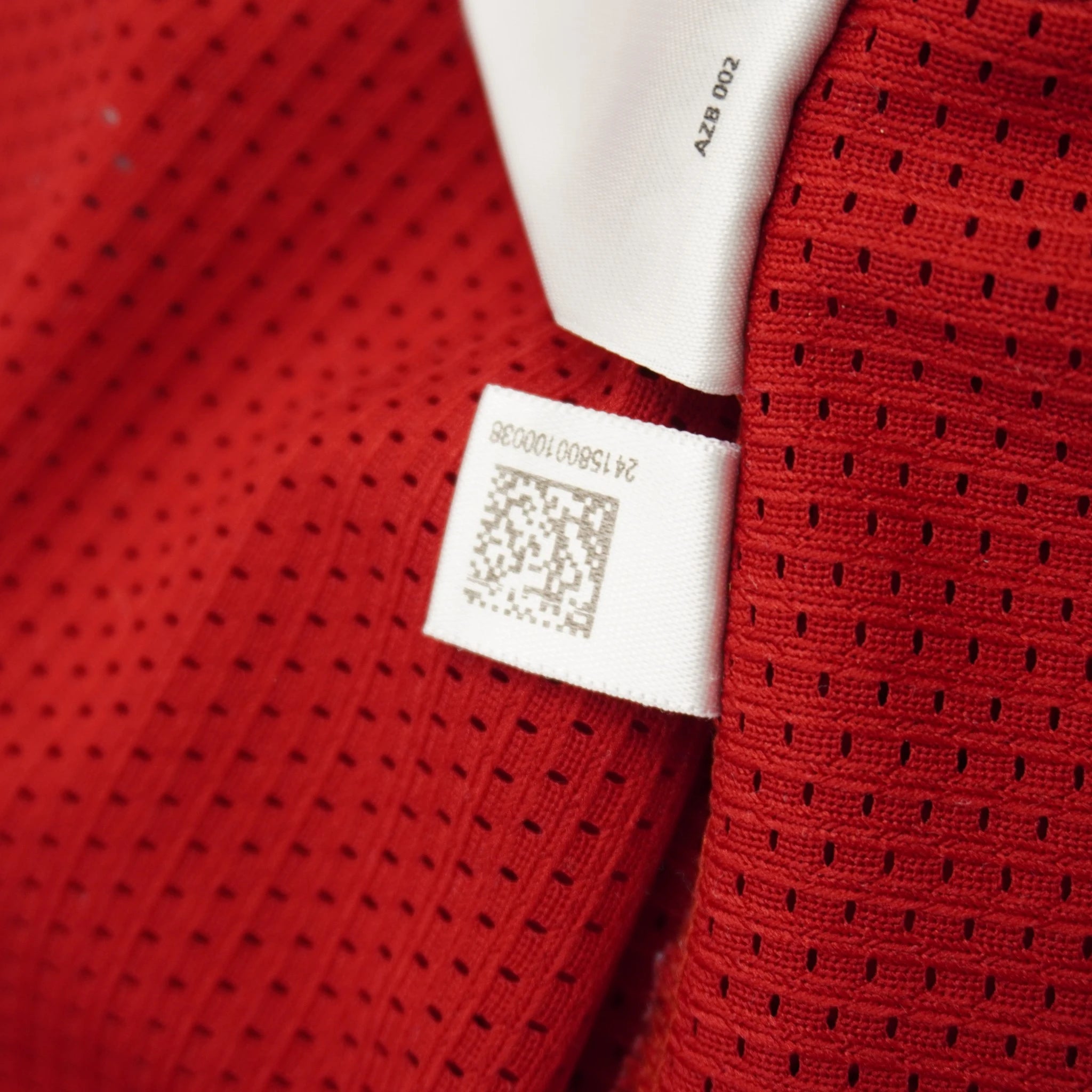 Etichetta interna con micro QR code data matrix e codice seriale di autenticità Adidas