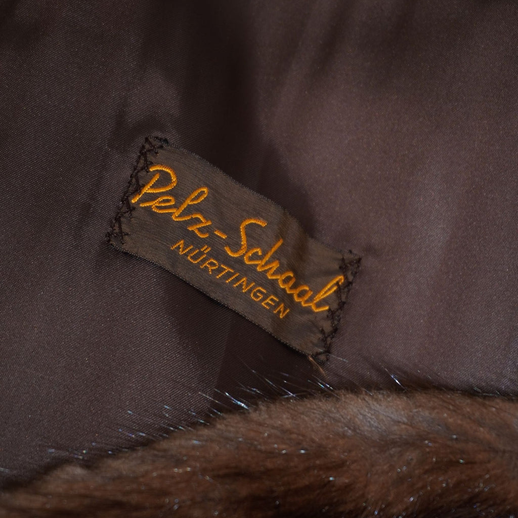Dettaglio della fodera in satin marrone con l'etichetta sartoriale originale ricamata in oro Pelz-Schaal Nürtingen.