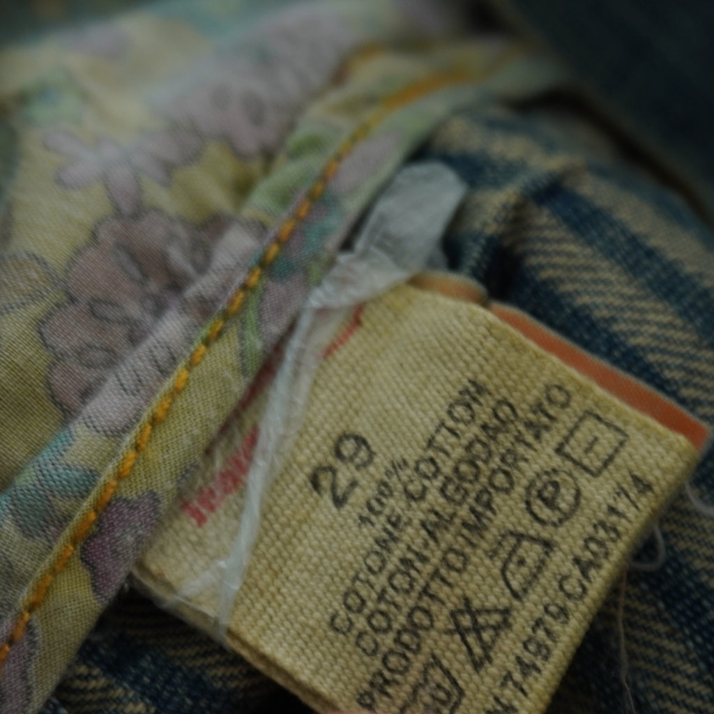 Etichetta interna di lavaggio dei jeans Yes Miss taglia 29 in 100 per cento cotone con codici Sixty Group