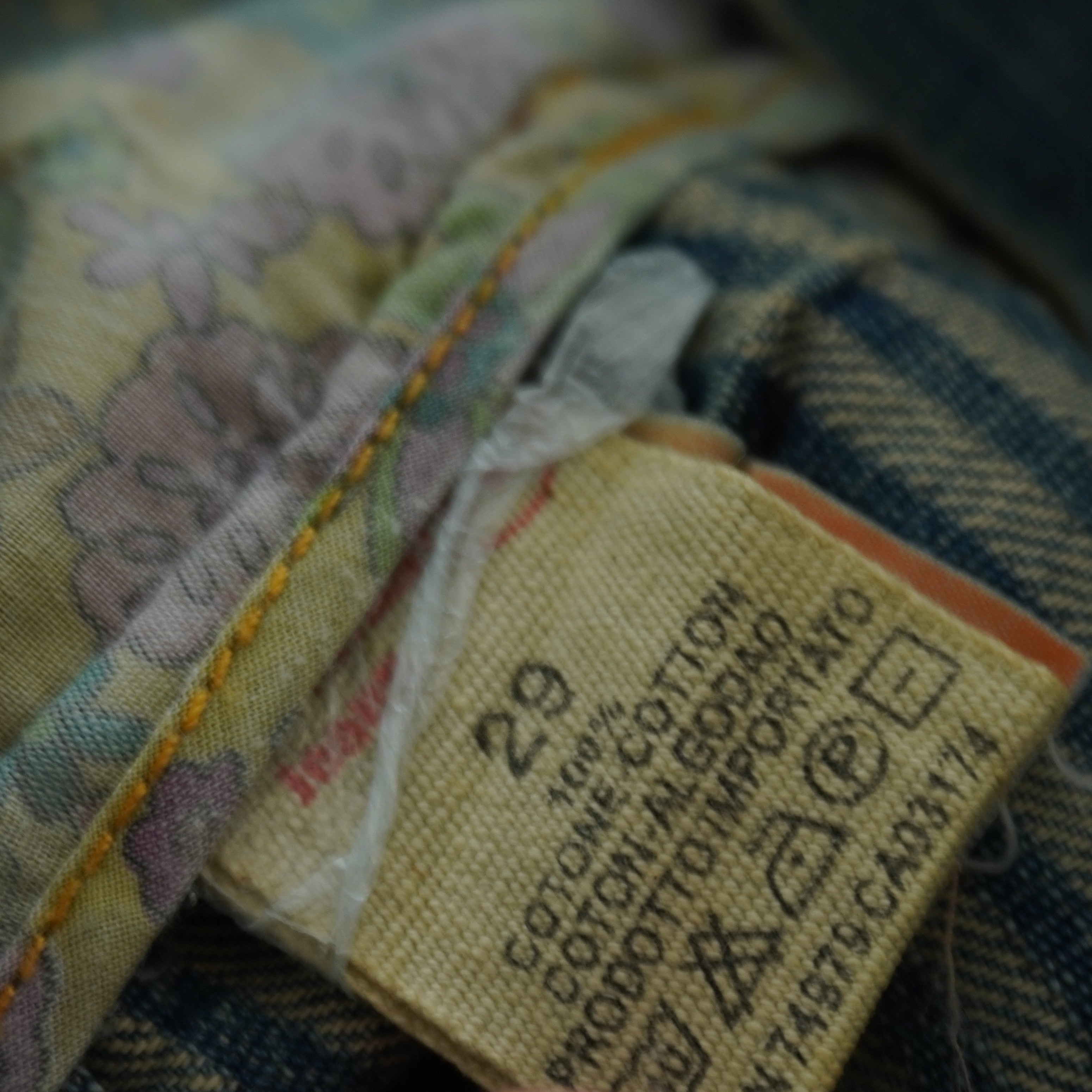 Etichetta interna di lavaggio dei jeans Yes Miss taglia 29 in 100 per cento cotone con codici Sixty Group