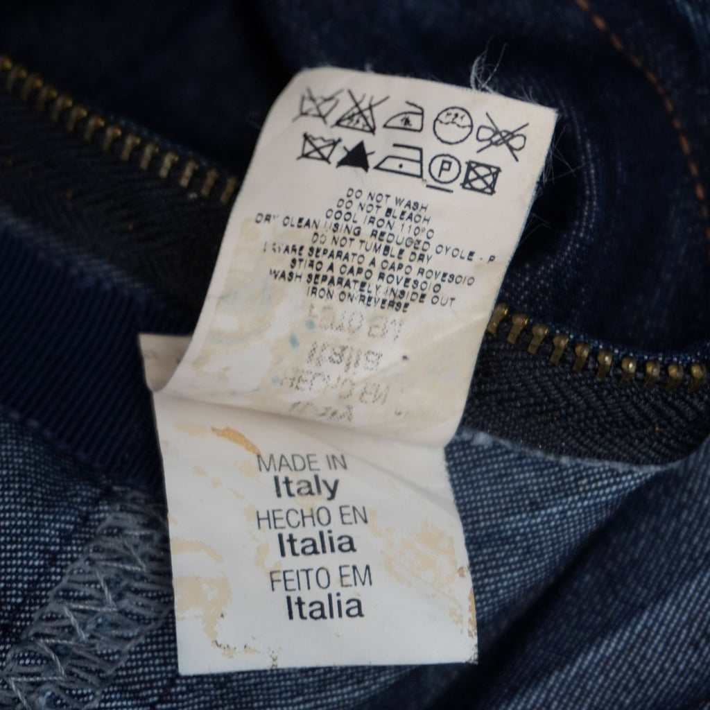 Primo piano della sezione dell'etichetta interna che indica la taglia 38 e le percentuali della composizione del materiale.
