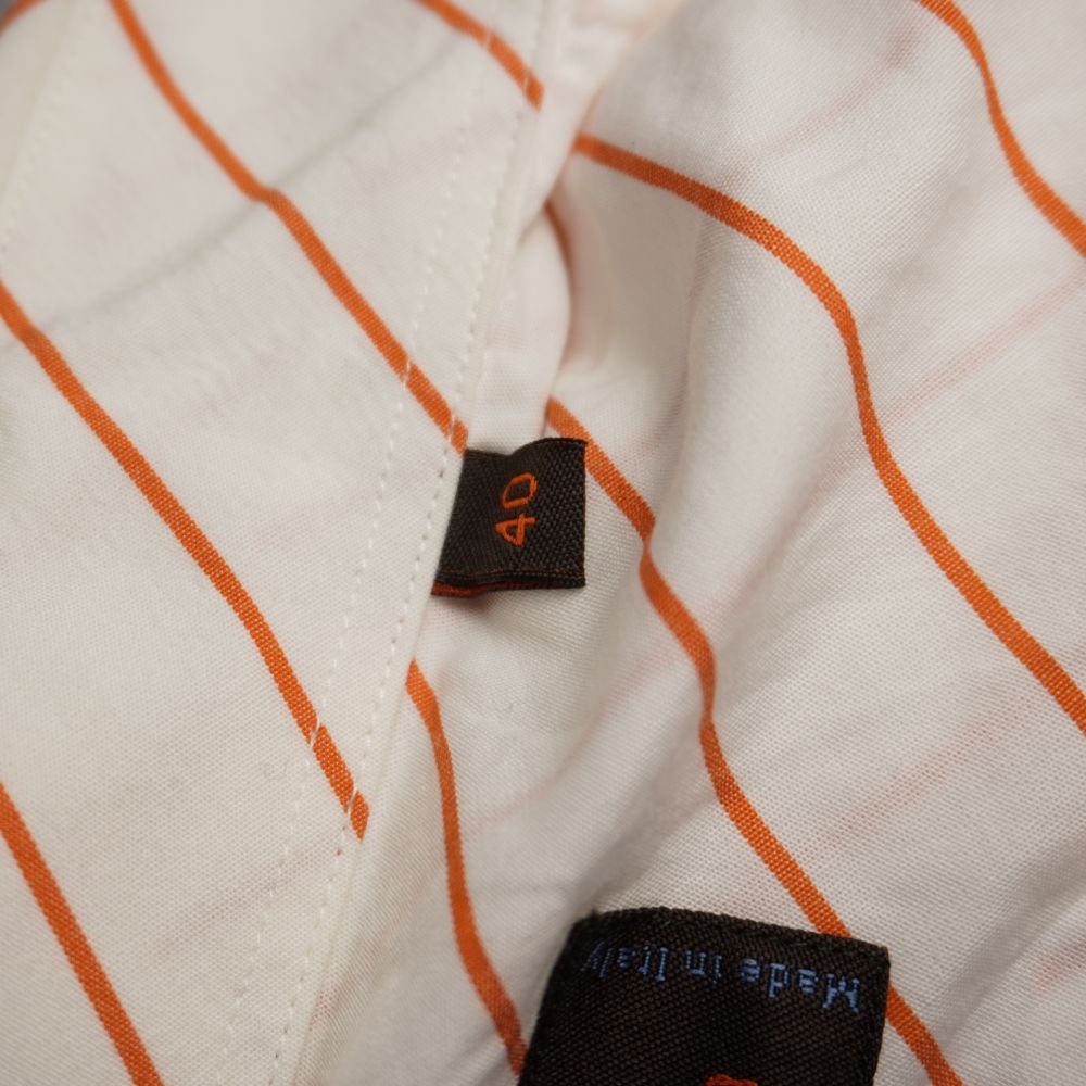 Primo piano della mini etichetta nera cucita nel collo indicante la taglia 40 da uomo della camicia Etro.