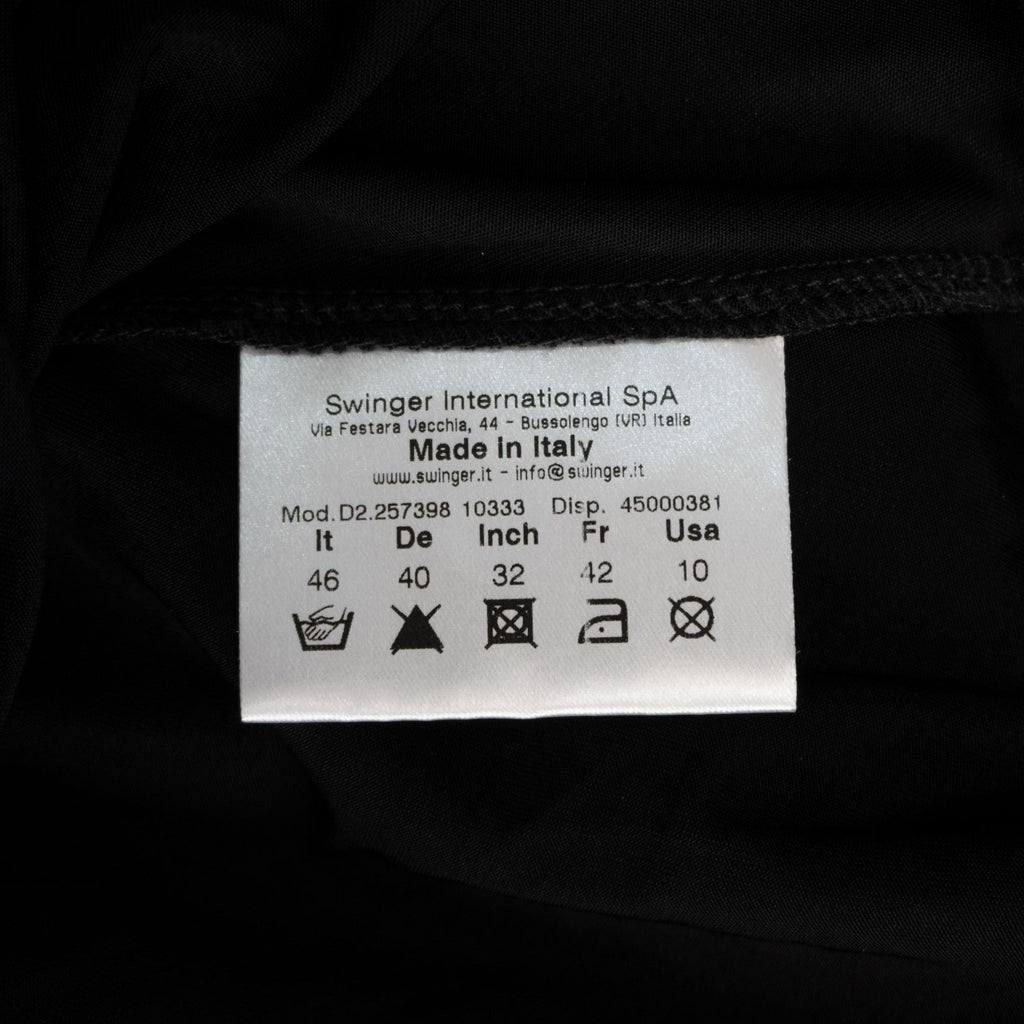 Dettaglio del cartellino interno bianco rettangolare che certifica la produzione Made in Italy e la taglia 46 italiana.