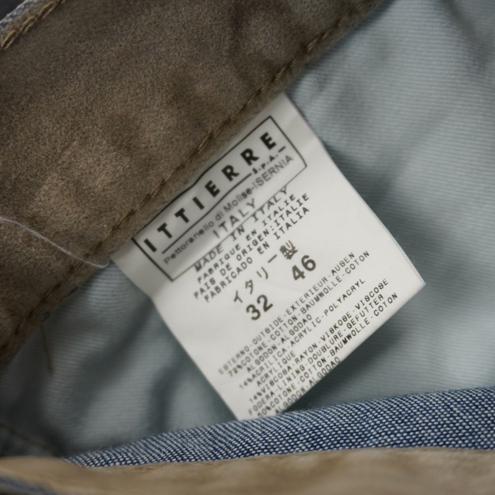 Etichetta bianca Ittierre che riporta la produzione Made in Italy, la taglia 46 italiana, la taglia denim 32 e i dettagli del tessuto.