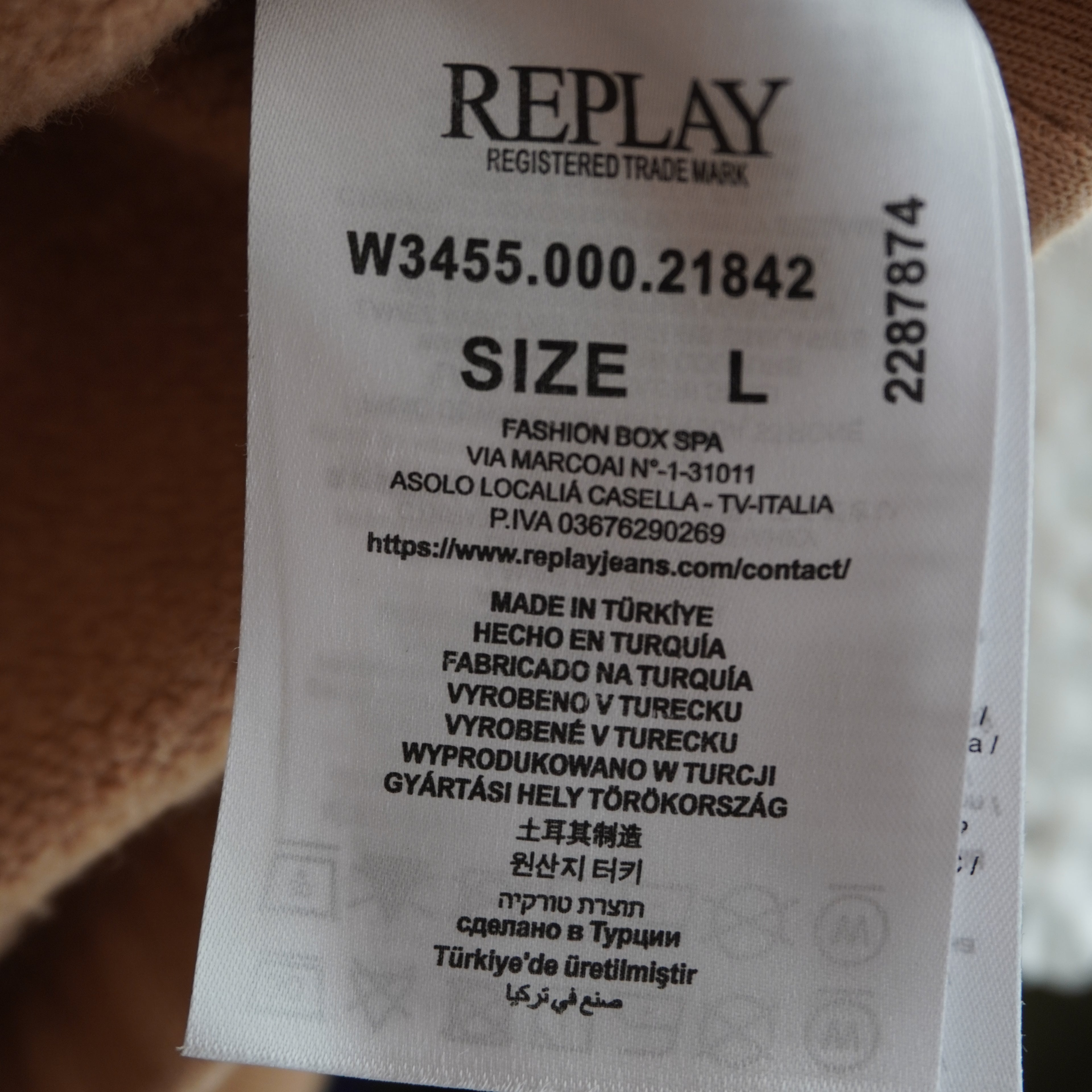 Etichetta interna in tessuto che mostra il brand Replay, il codice modello W3455.000.21842 e la taglia L.